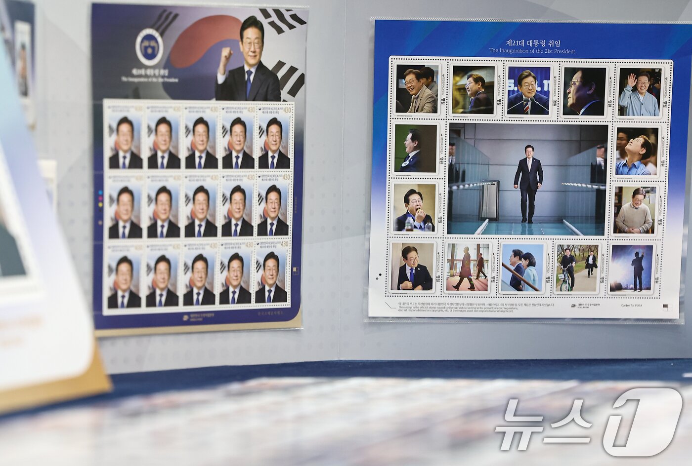 본문 이미지 - 10일 서울 영등포구 여의도우체국 포스트타워에서 &#39;제21대 대통령 취임&#39; 기념우표가 공개되고 있다. 취임 기념우표는 오는 11일 전국 총괄우체국과 인터넷우체국 등에서 구매할 수 있다. 2025.9.10/뉴스1 ⓒ News1 김도우 기자