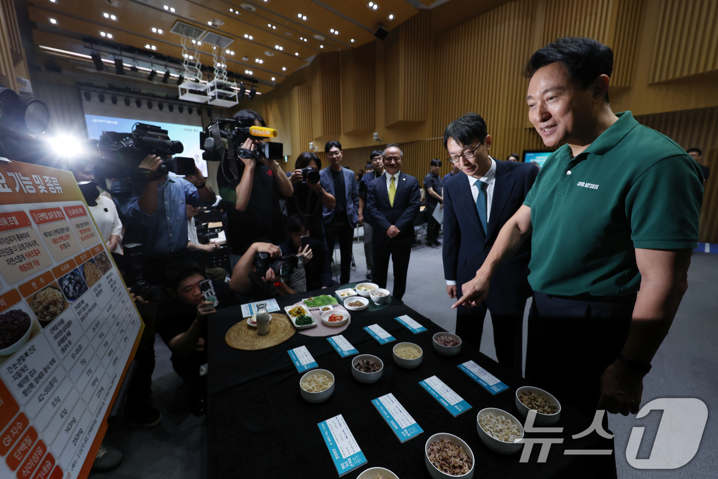 (서울=뉴스1) 박정호 기자 = 오세훈 서울시장이 10일 오전 서울 중구 서울시청에서 건강도시 서울 종합계획 '더 건강한 서울 9988' 발표에 앞서 정희원 서울건강총괄관과 함께 …