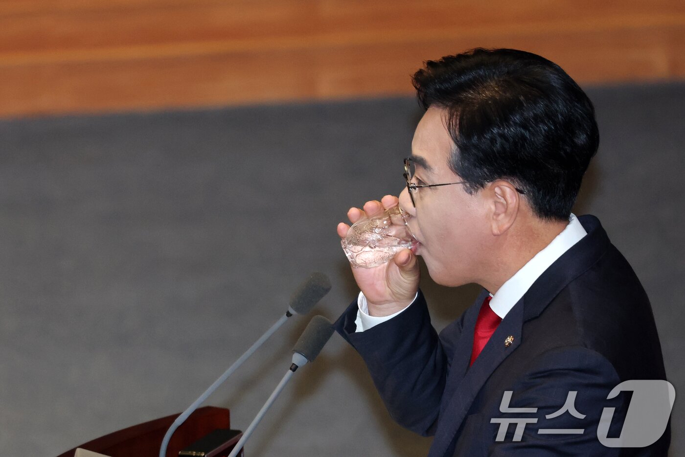 본문 이미지 - 송언석 국민의힘 원내대표가 10일 서울 여의도 국회에서 열린 제429회 국회&#40;정기회&#41; 제3차 본회의에서 교섭단체 대표연설을 하며 물을 마시고 있다. 2025.9.10/뉴스1 ⓒ News1 이승배 기자