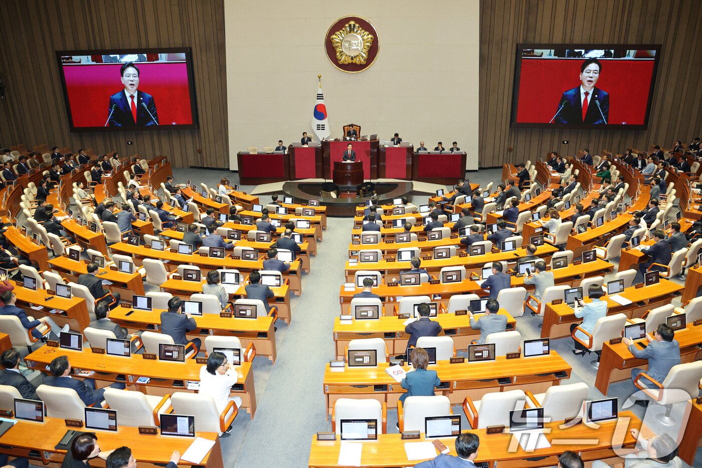 본문 이미지 - 송언석 국민의힘 원내대표가 10일 오전 서울 여의도 국회에서 열린 제429회국회&#40;정기회&#41; 제3차 본회의에서 국정에 관한 교섭단체 대표연설을 하고 있다. 2025.9.10/뉴스1 ⓒ News1 신웅수 기자