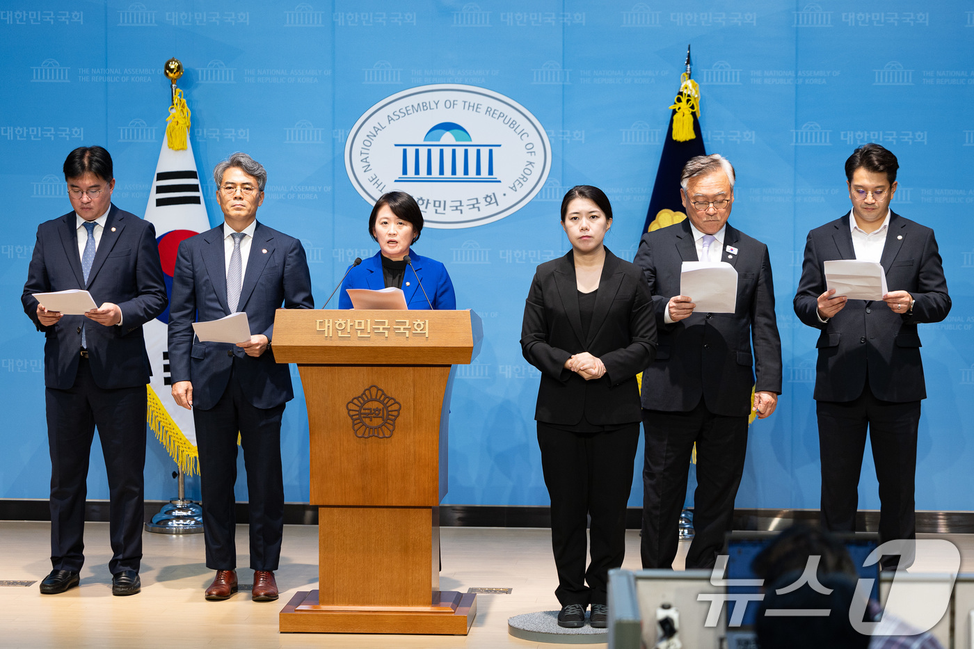 (서울=뉴스1) 유승관 기자 = 더불어민주당 의원들이 10일 서울 여의도 국회 소통관에서 박정훈 대령에 대한 체포 외압 의혹 관련 기자회견을 하고 있다.왼쪽부터 박민규, 김기표, …