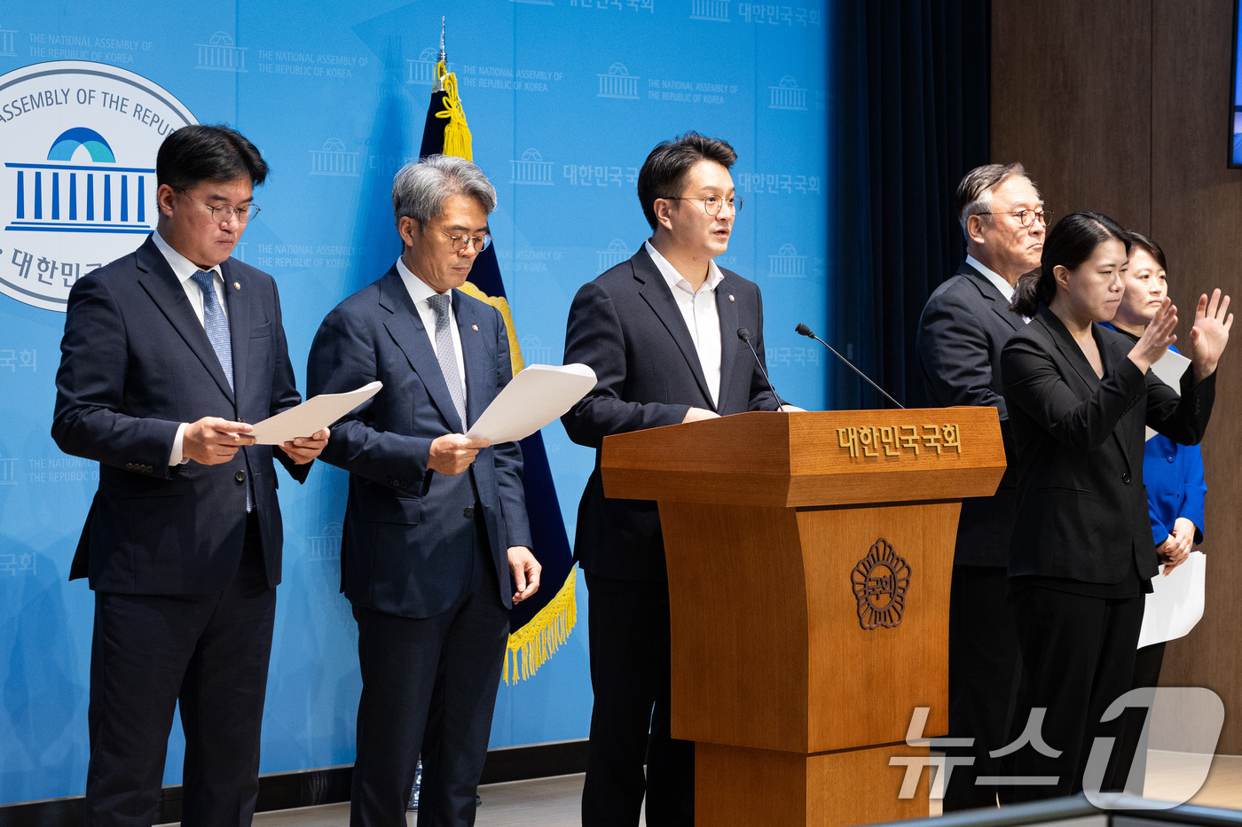 (서울=뉴스1) 유승관 기자 = 더불어민주당 의원들이 10일 서울 여의도 국회 소통관에서 박정훈 대령에 대한 체포 외압 의혹 관련 기자회견을 하고 있다.왼쪽부터 박민규, 김기표, …