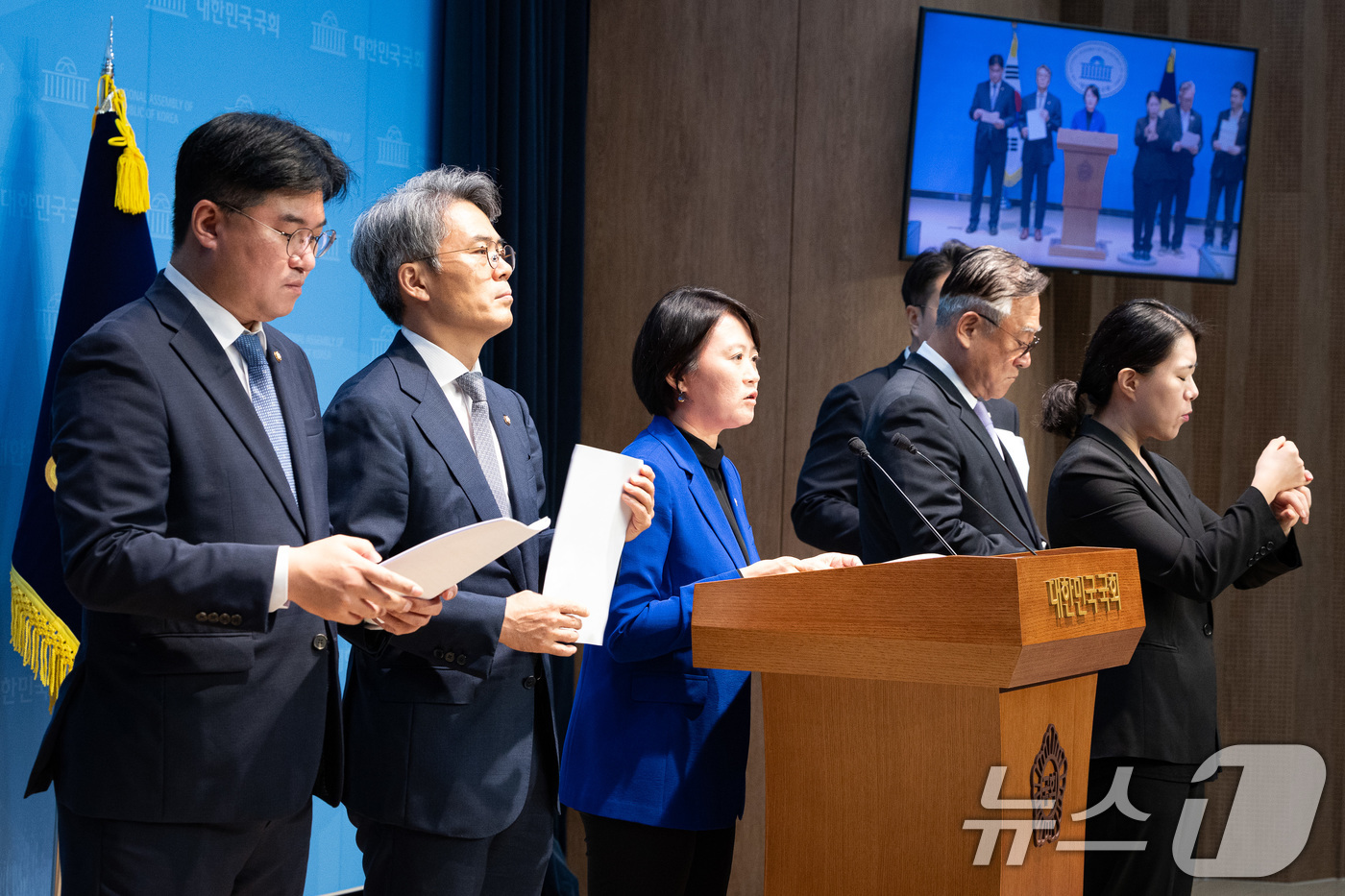 (서울=뉴스1) 유승관 기자 = 더불어민주당 의원들이 10일 서울 여의도 국회 소통관에서 박정훈 대령에 대한 체포 외압 의혹 관련 기자회견을 하고 있다.왼쪽부터 박민규, 김기표, …