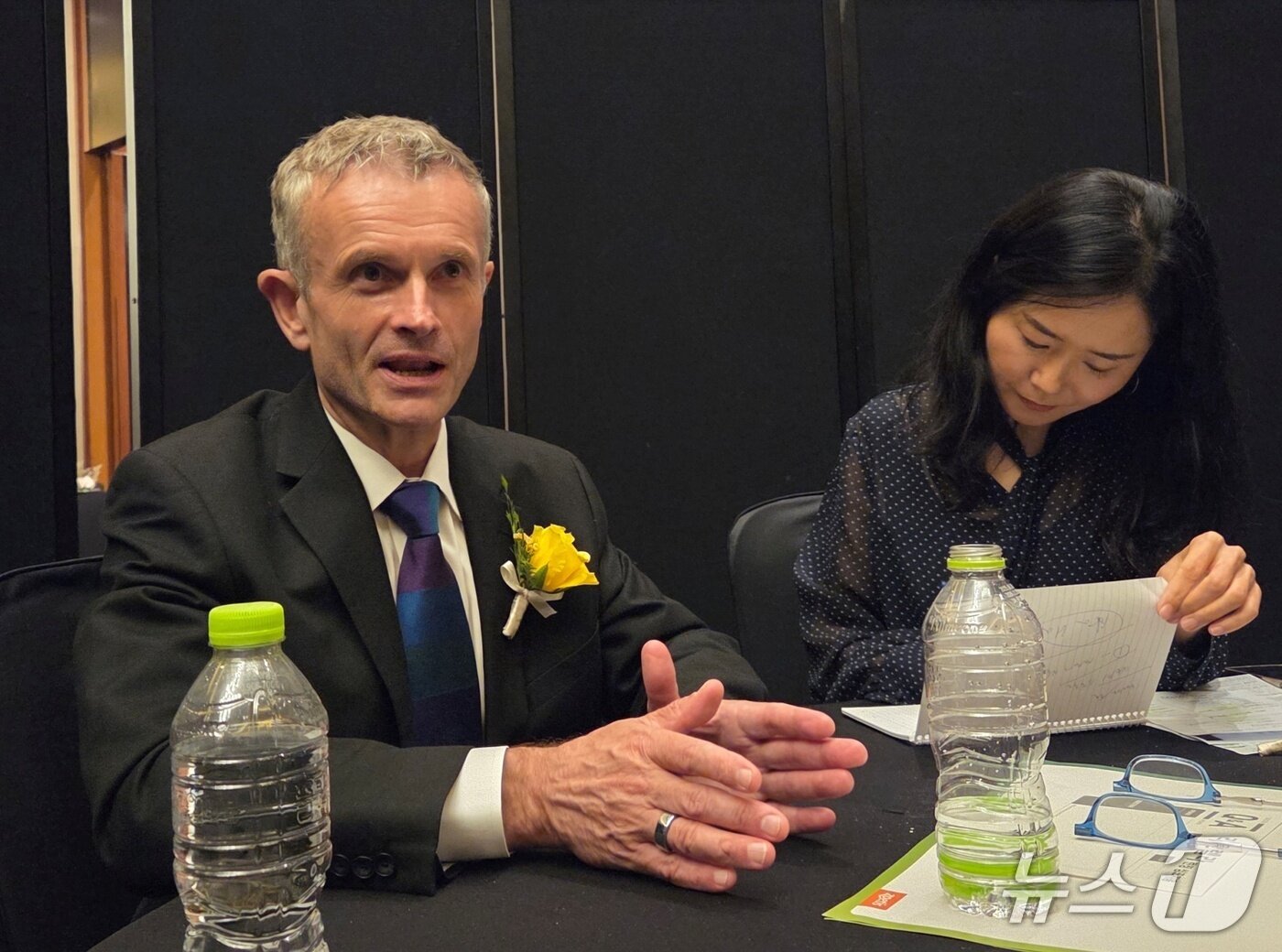 본문 이미지 - 미국 노스캐롤라이나 주립대학교 러셀 던컨 라셀스 석좌교수가 7일 인터뷰를 하고 있다. 오른쪽은 통역을 맡은 이소연 박사 ⓒ 뉴스1 최서윤 기자