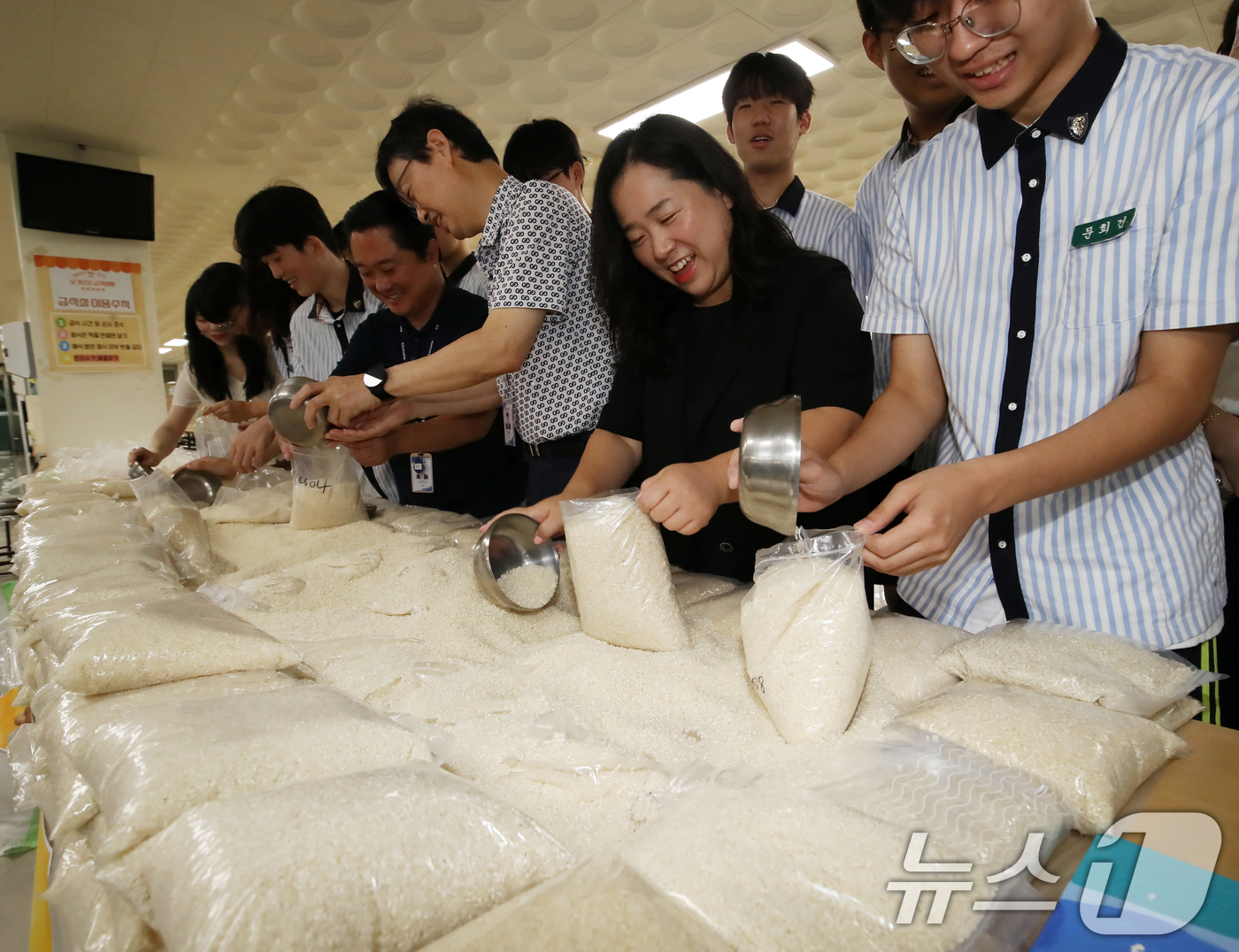 (부산=뉴스1) 윤일지 기자 = 추석 연휴를 3주 가량 앞둔 10일 부산 동래구 용인고등학교에서 열린 사랑의 쌀 모으기 행사에서 학생들이 교장, 교감, 교직원과 함께 취약계층에 전 …