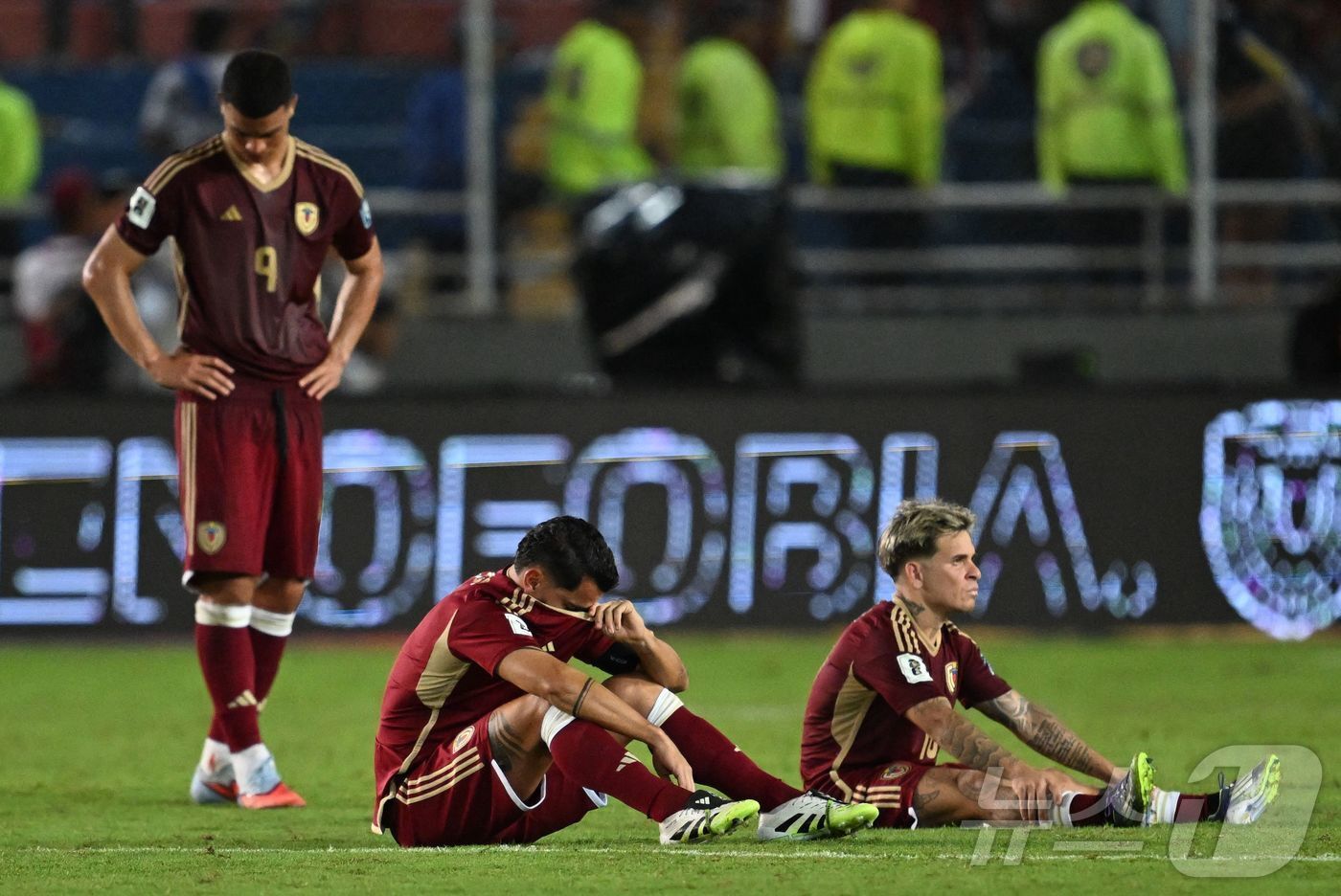 본문 이미지 - 2026 북중미 월드컵 남미 예선 탈락 후 실망하는 베네수엘라 선수들. ⓒ AFP=뉴스1