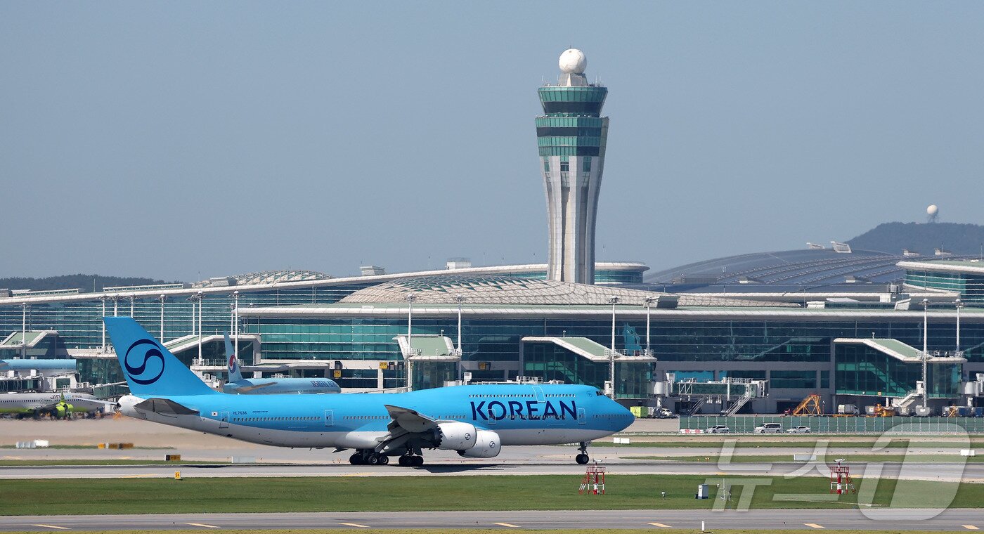 본문 이미지 - 미국 조지아주 현대차그룹-LG에너지솔루션 배터리 합작 공장 건설 현장에서 체포·구금된 우리 국민 300여명을 태울 대한항공 B747-8i 전세기가 10일 오전 인천국제공항에서 이륙하기 위해 활주로로 이동하고 있다. 2025.9.10/뉴스1 ⓒ News1 공항사진기자단