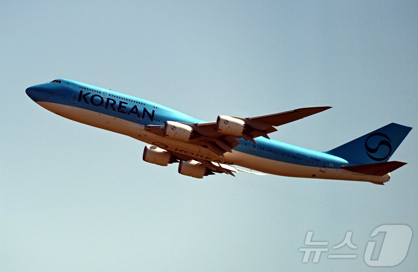 본문 이미지 - 미국 조지아주 현대차그룹-LG에너지솔루션 배터리 합작 공장 건설 현장에서 구금된 한국인들을 태울 대한항공 B747-8i 전세기가 10일 오전 인천국제공항 2터미널에서 이륙하고 있다. 2025.9.10/뉴스1 ⓒ News1 공항사진기자단