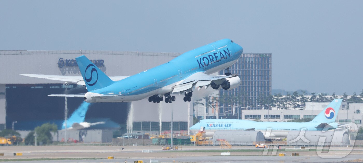 본문 이미지 - 대한항공 B747-8i가 인천국제공항에서 이륙하고 있다./뉴스1 ⓒ News1 공항사진기자단