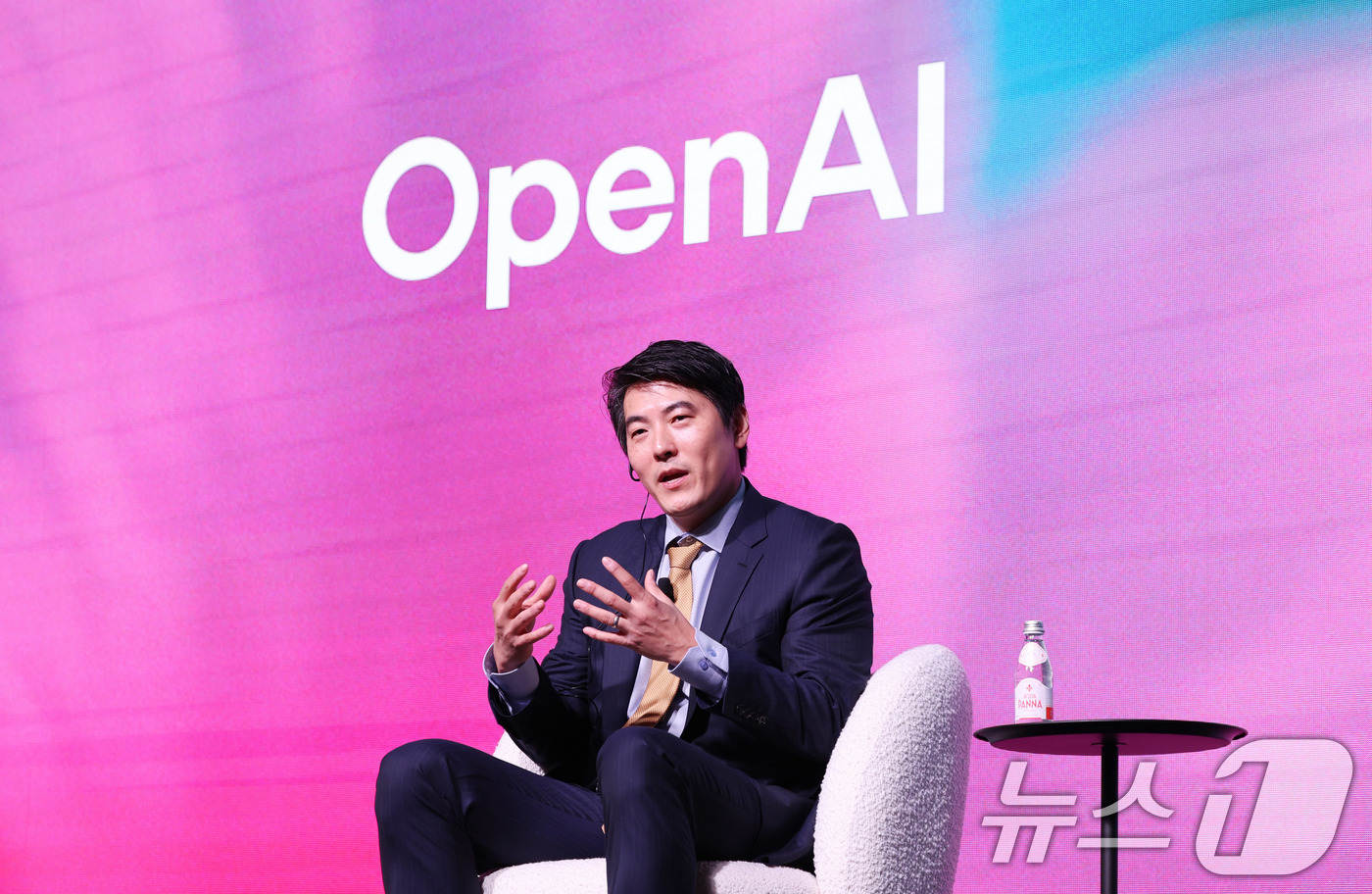(서울=뉴스1) 박지혜 기자 = 제이슨 권 오픈AI 최고전략책임자(CSO)가 10일 서울 광진구 파이팩토리 스튜디오에서 열린 오픈AI 한국 지사 설립 후 첫 기자간담회에서 취재진 …