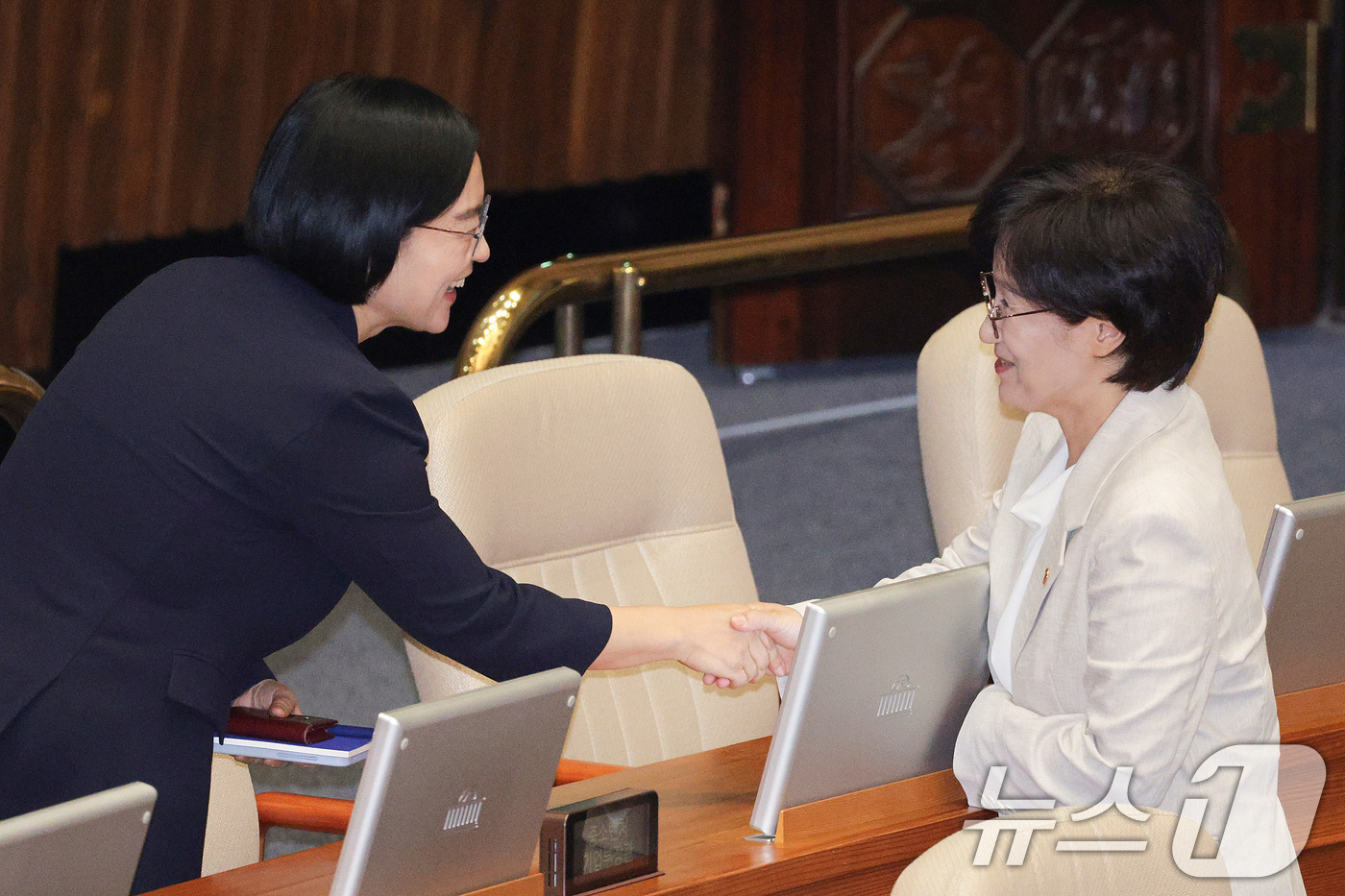 (서울=뉴스1) 신웅수 기자 = 원민경 신임 여성가족부 장관이 10일 오전 서울 여의도 국회에서 열린 제429회국회(정기회) 제3차 본회의에서 한성숙 중소벤처기업부 장관과 인사하고 …