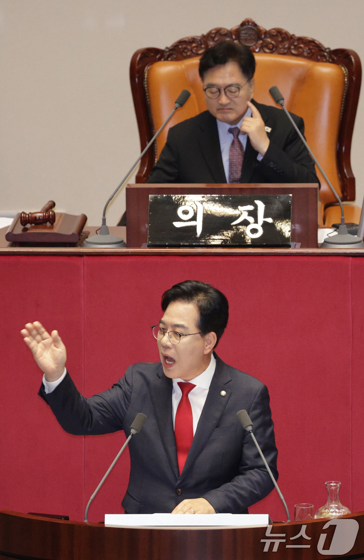 본문 이미지 - 송언석 국민의힘 원내대표가 10일 오전 서울 여의도 국회에서 열린 제429회국회&#40;정기회&#41; 제3차 본회의에서 국정에 관한 교섭단체 대표연설을 하고 있다. 2025.9.10/뉴스1 ⓒ News1 신웅수 기자