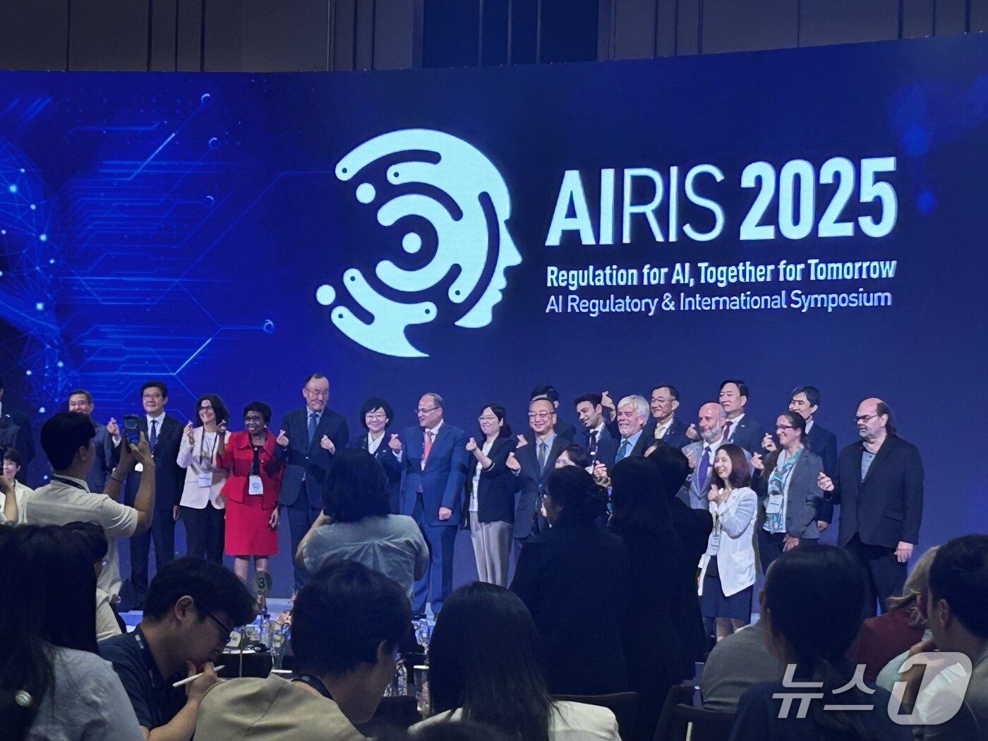 본문 이미지 -  10일 인천 중구 인스파이어 호텔에서 열린 &#39;AIRIS 2025&#39; 개회식에서 주요 참석자들이 기념사진을 찍고 있다. 2025.9.10/뉴스1 ⓒ News1 문대현 기자