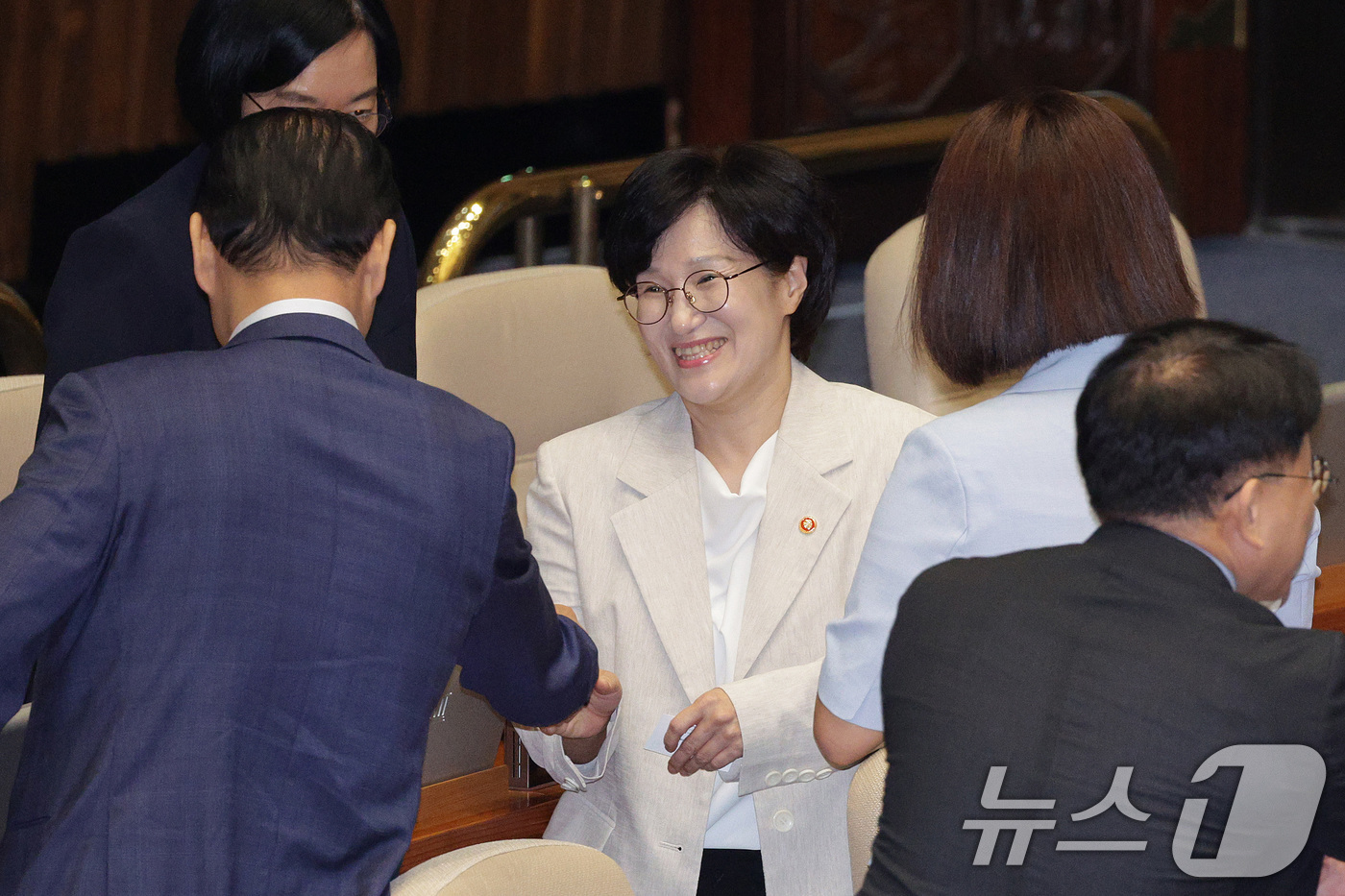 (서울=뉴스1) 신웅수 기자 = 원민경 신임 여성가족부 장관이 10일 오전 서울 여의도 국회에서 열린 제429회국회(정기회) 제3차 본회의에서 인사를 나누고 있다. 2025.9.1 …