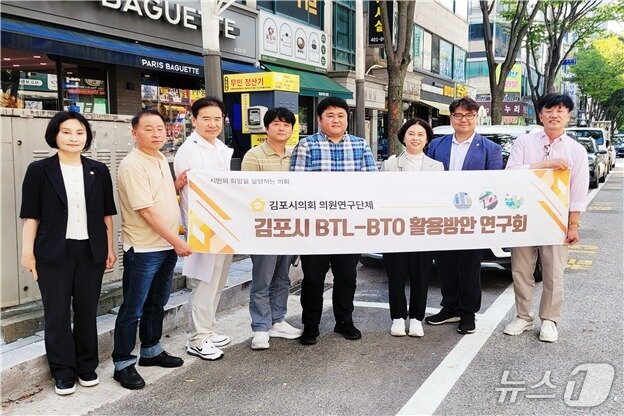 본문 이미지 - 안산시 교통정책과 주차조성팀과 함께 기념촬영을 하고 있다. (경기 김포시의회 제공.재판매 및 DB금지)