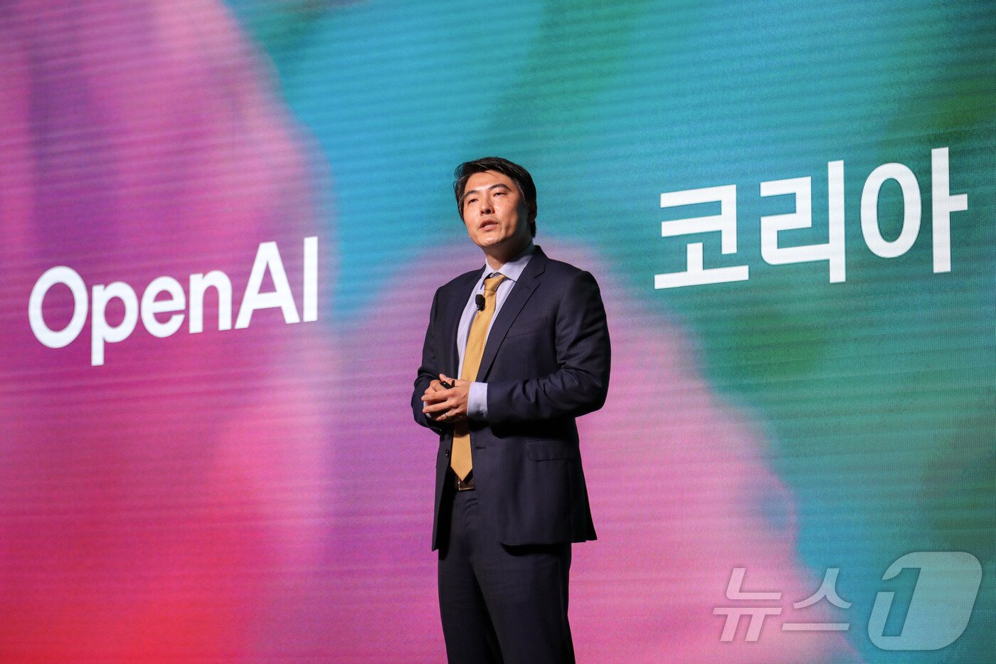 본문 이미지 - 제이슨 권 오픈AI 최고전략책임자&#40;CSO&#41;가 10일 오전 서울 광진구 파이팩토리 스튜디오에서열린 오픈AI 한국 지사 설립 후 첫 기자간담회에서 오픈AI 코리아의 비전을 발표하고 있다. 2025.9.10/뉴스1 ⓒ News1 심서현 기자