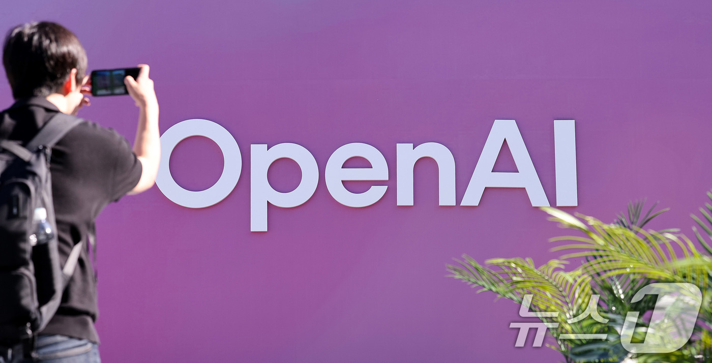 (서울=뉴스1) 박지혜 기자 = 오픈AI 한국 지사 설립 후 첫 기자간담회가 열린 10일 서울 광진구 파이팩토리 스튜디오 앞으로 취재진이 지나가고 있다. 2025.9.10/뉴스1