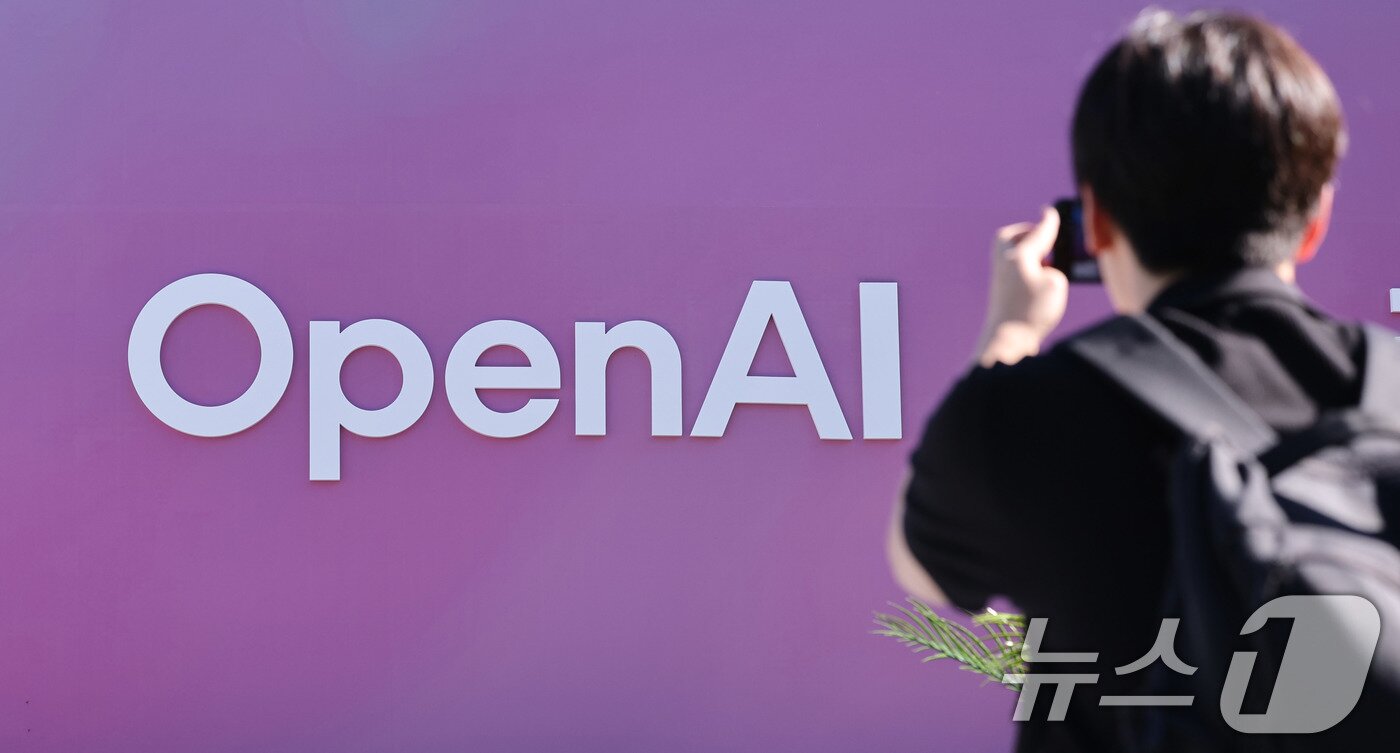 본문 이미지 - 오픈AI 한국 지사 설립 후 첫 기자간담회가 열린 9월 10일 서울 광진구 파이팩토리 스튜디오 앞으로 취재진이 지나가고 있다. /뉴스1 ⓒ News1 박지혜 기자
