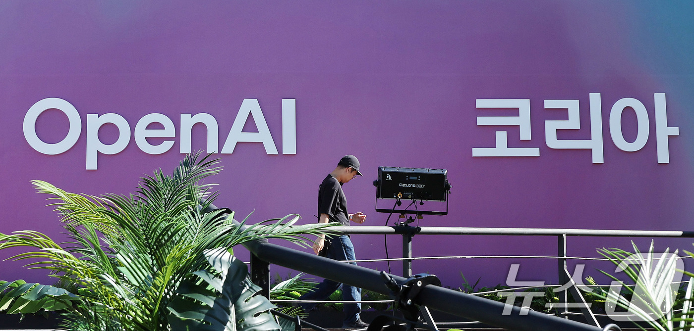 (서울=뉴스1) 박지혜 기자 = 오픈AI 한국 지사 설립 후 첫 기자간담회가 열린 10일 서울 광진구 파이팩토리 스튜디오 앞으로 관계자가 지나가고 있다. 2025.9.10/뉴스1