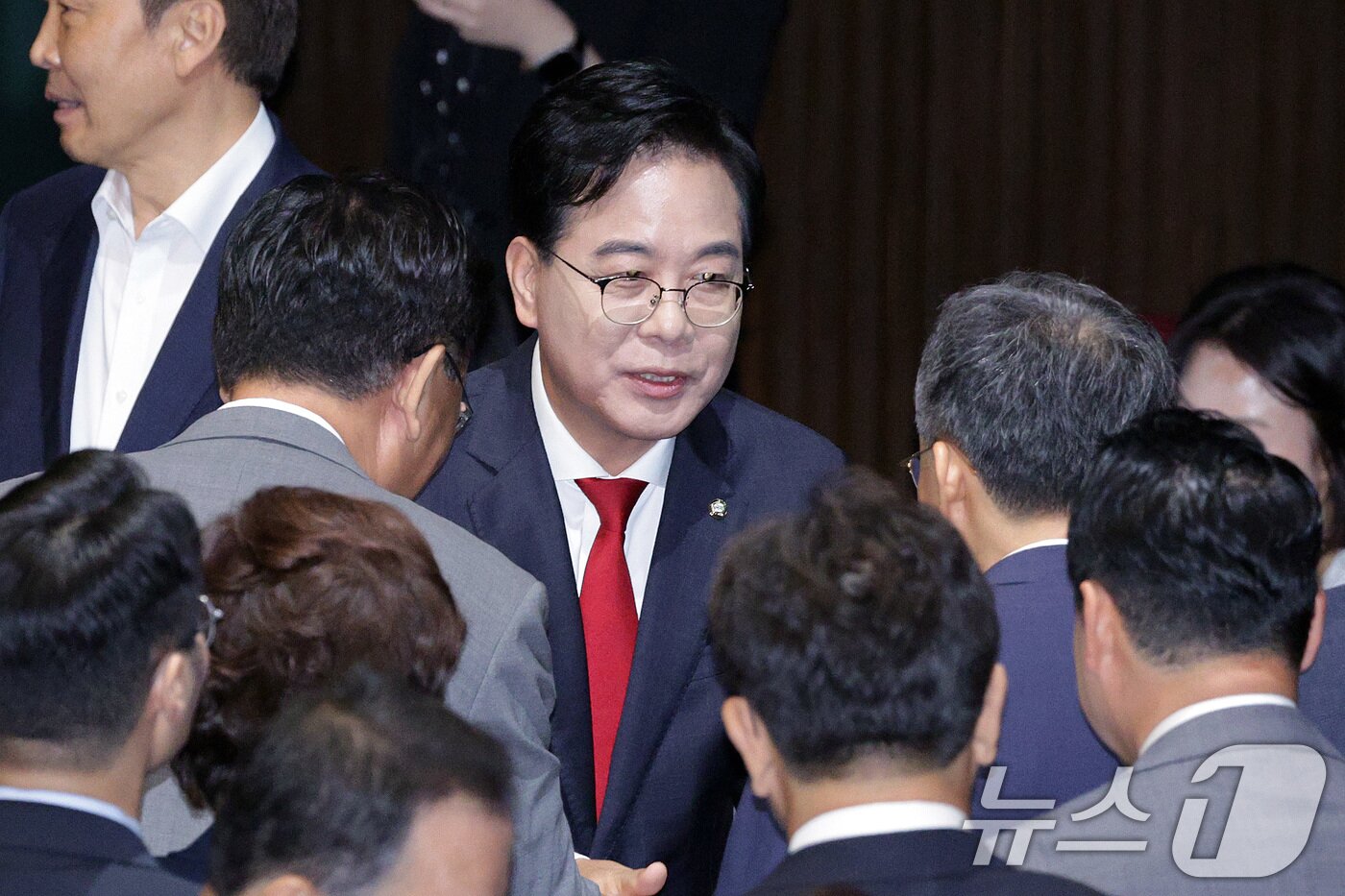 본문 이미지 - 송언석 국민의힘 원내대표가 10일 오전 서울 여의도 국회에서 열린 제429회국회&#40;정기회&#41; 제3차 본회의에서 국정에 관한 교섭단체 대표연설을 마친 후 의원들과 인사하고 있다. 2025.9.10/뉴스1 ⓒ News1 신웅수 기자