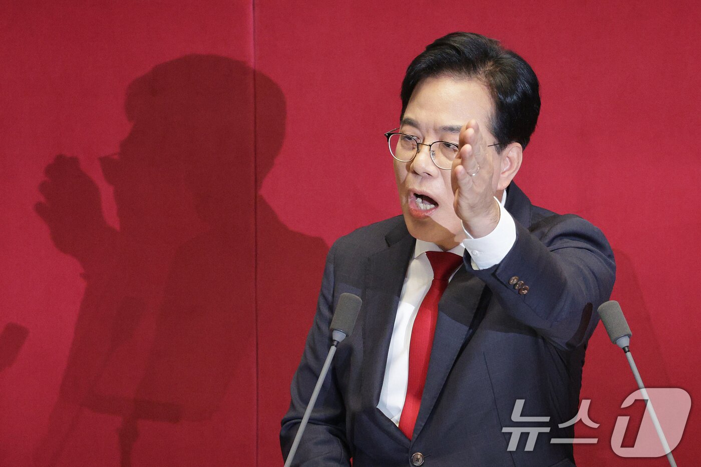 본문 이미지 - 송언석 국민의힘 원내대표가 10일 오전 서울 여의도 국회에서 열린 제429회국회&#40;정기회&#41; 제3차 본회의에서 국정에 관한 교섭단체 대표연설을 하고 있다. 2025.9.10/뉴스1 ⓒ News1 신웅수 기자