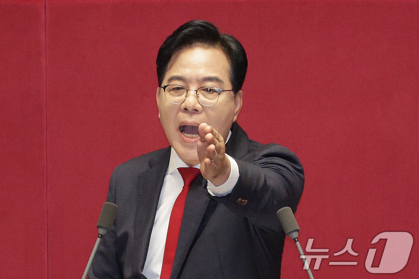 본문 이미지 - 송언석 국민의힘 원내대표가 10일 오전 서울 여의도 국회에서 열린 제429회국회&#40;정기회&#41; 제3차 본회의에서 국정에 관한 교섭단체 대표연설을 하고 있다. 2025.9.10/뉴스1 ⓒ News1 신웅수 기자