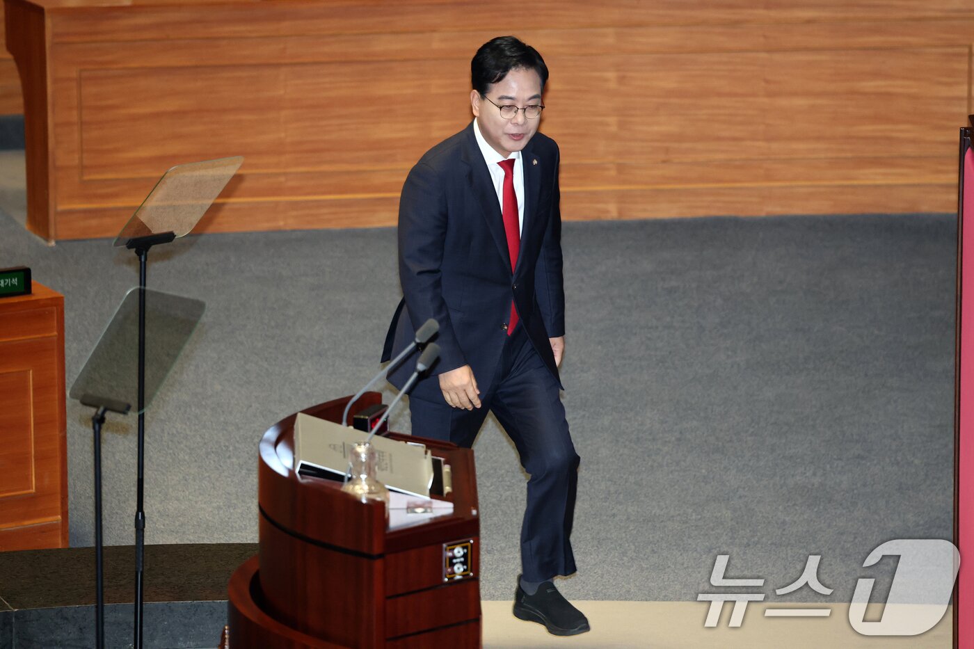 본문 이미지 - 송언석 국민의힘 원내대표가 10일 서울 여의도 국회에서 열린 제429회 국회&#40;정기회&#41; 제3차 본회의에서 교섭단체 대표연설을 하고 있다. 2025.9.10/뉴스1 ⓒ News1 이승배 기자