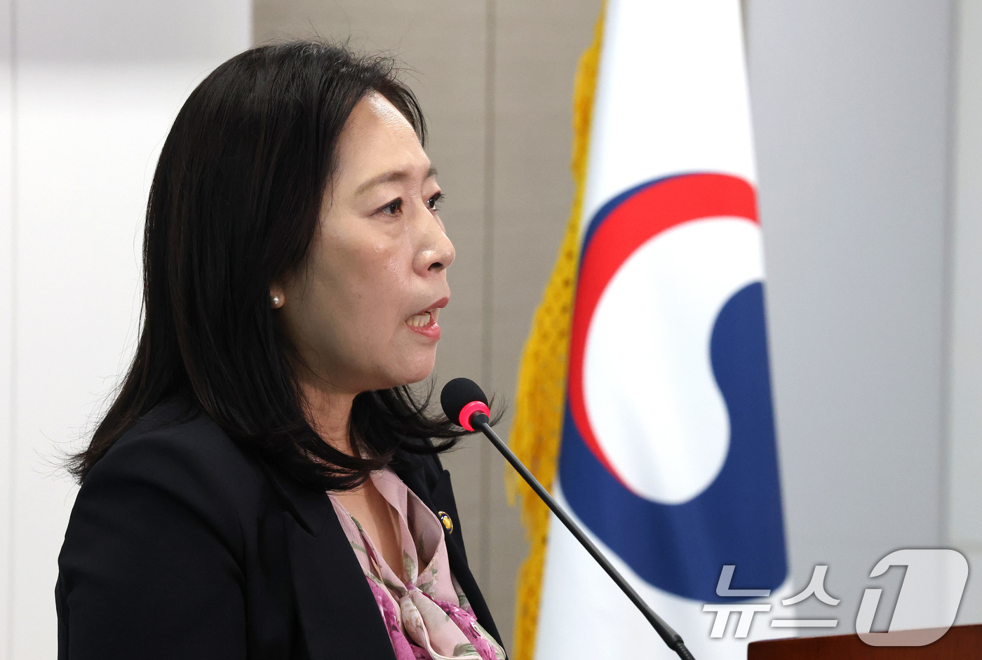 (서울=뉴스1) 임세영 기자 = 신영숙 여성가족부 차관이 10일 서울 종로구 정부서울청사에서 열린 이임식에서 이임사를 하고 있다. 2025.9.10/뉴스1