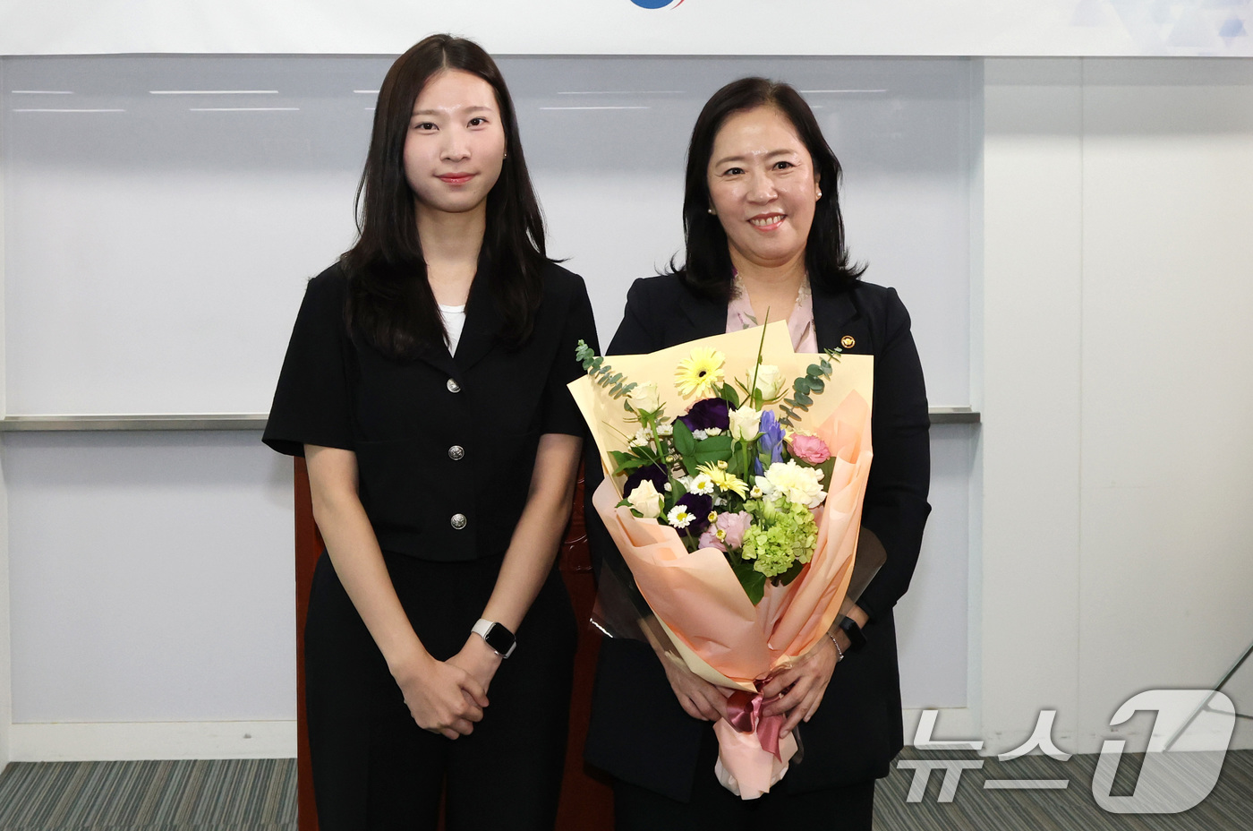 (서울=뉴스1) 임세영 기자 = 신영숙 여성가족부 차관(오른쪽)이 10일 서울 종로구 정부서울청사에서 열린 이임식에서 꽃다발을 받고 기념촬영을 하고 있다. 2025.9.10/뉴스1 …