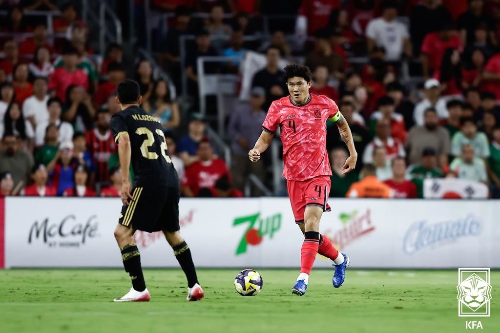 본문 이미지 - 김민재가 중심이 된 스리백을 2경기 모두 가동했다. 플랜A가 될 수 있을 정도의 기대감을 남겼다. &#40;대한축구협회 제공&#41;