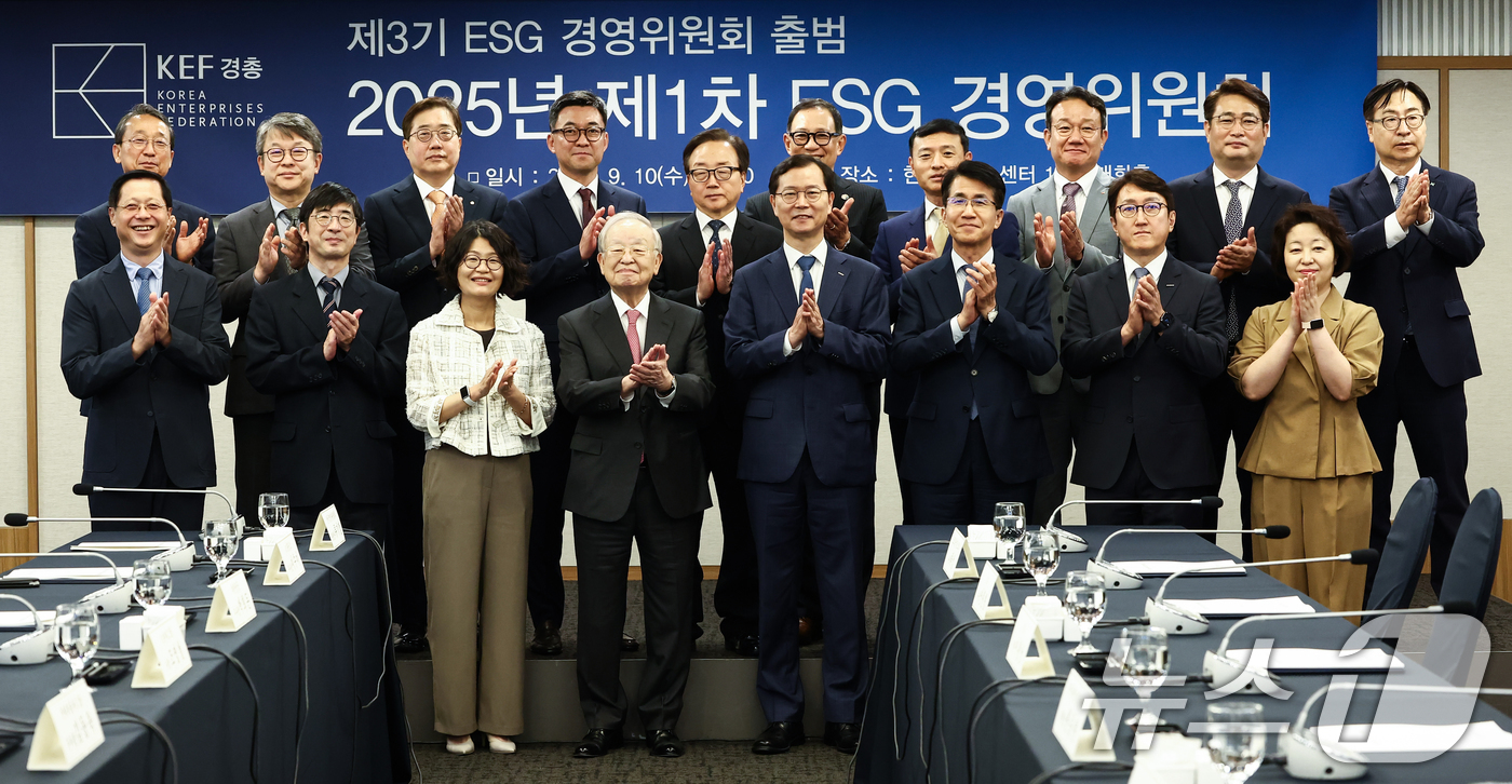 (서울=뉴스1) 김민지 기자 = 손경식 한국경영자총협회 회장이 10일 오전 서울 중구 한국프레스센터에서 열린 '제3기 ESG 경영위원회 출범 2025년 제1차 경영위원회 회의'에서 …