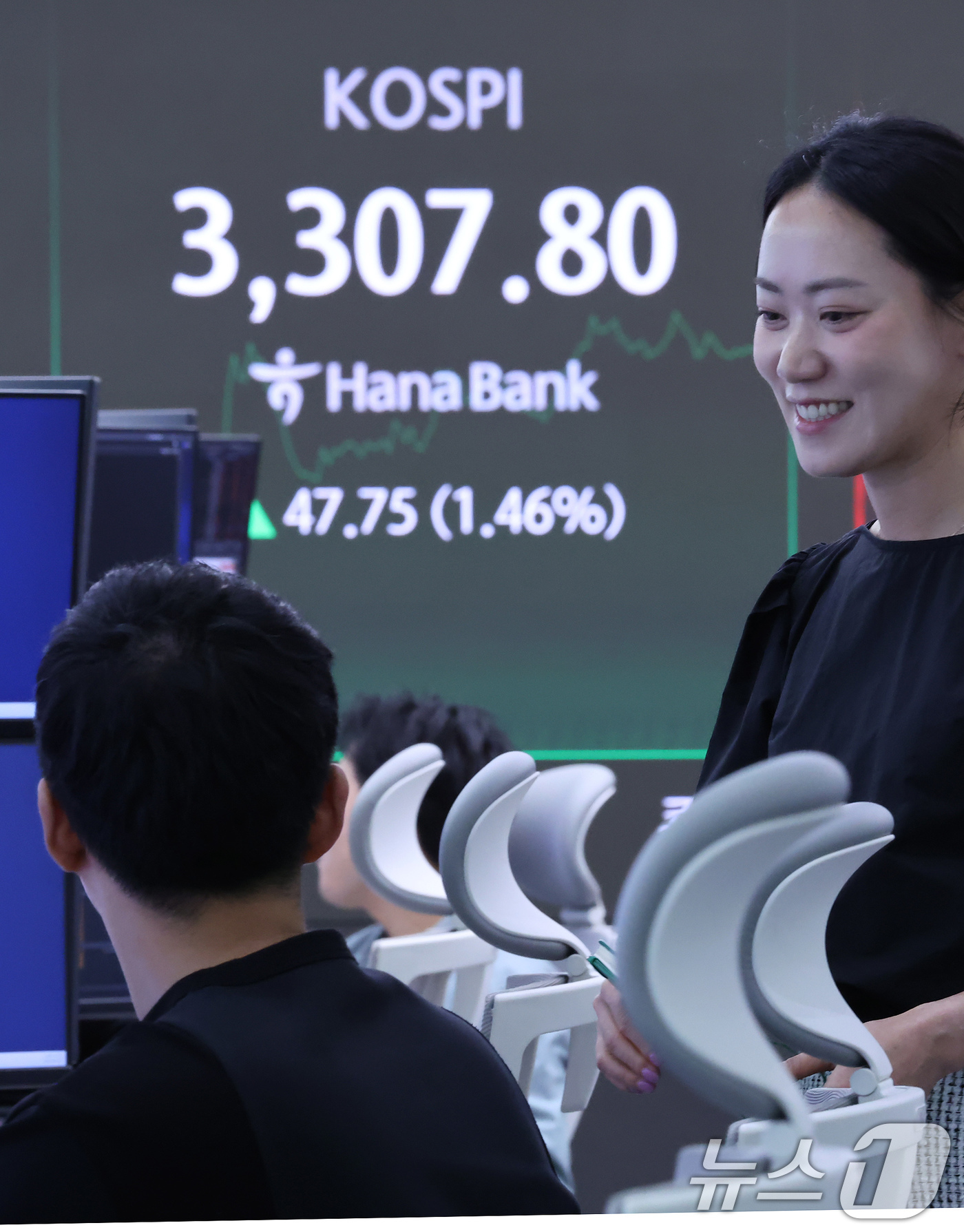 (서울=뉴스1) 장수영 기자 = 10일 오전 서울 중구 하나은행 딜링룸 전광판에 코스피가 장중 3,307을 돌파하며 역대 종가 기준 최고점인 3305.21을 넘어서고 있다.  20 …