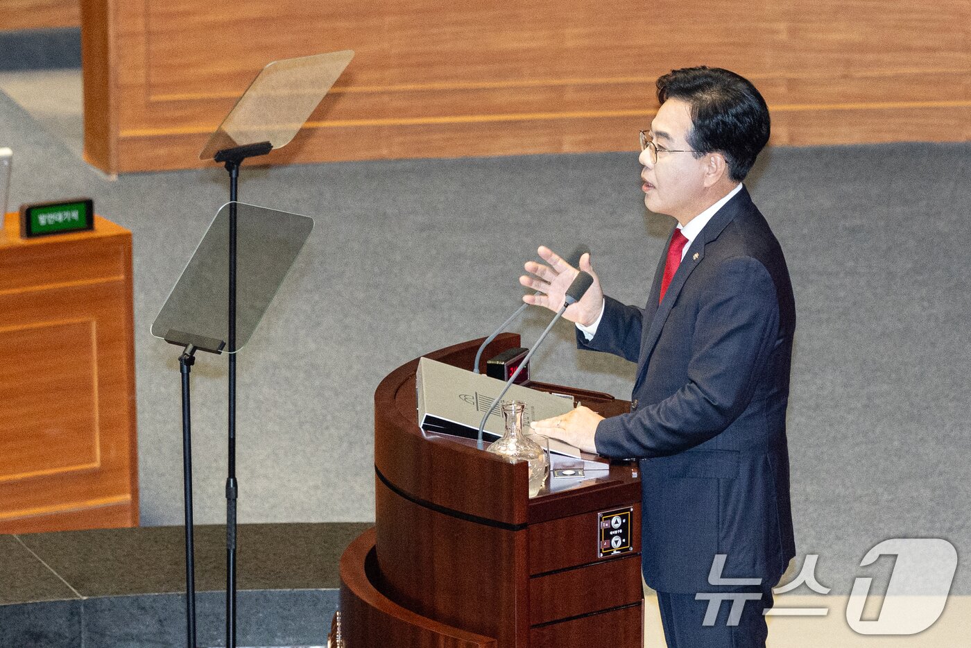 본문 이미지 - 송언석 국민의힘 원내대표가 10일 오전 서울 여의도 국회에서 열린 제429회국회&#40;정기회&#41; 제3차 본회의에서 국정에 관한 교섭단체 대표연설을 하고 있다. ⓒ News1 이승배 기자