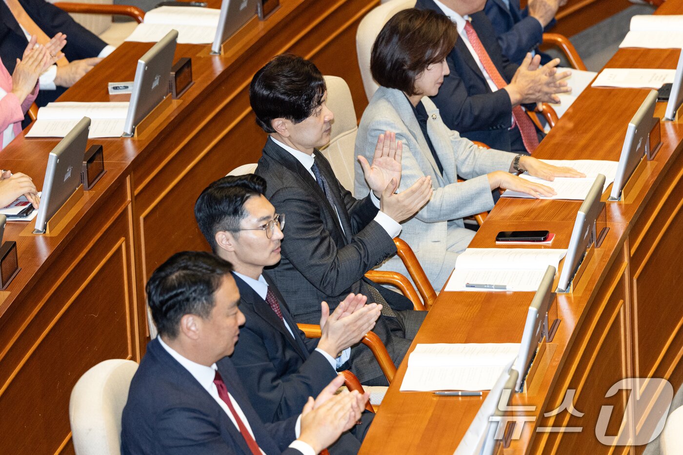 본문 이미지 - 10일 서울 여의도 국회에서 열린 제429회 국회&#40;정기회&#41; 제3차 본회의에서 국민의힘 의원들이 송언석 원내대표의 교섭단체 대표연설을 들으며 박수치고 있다. ⓒ News1 이승배 기자