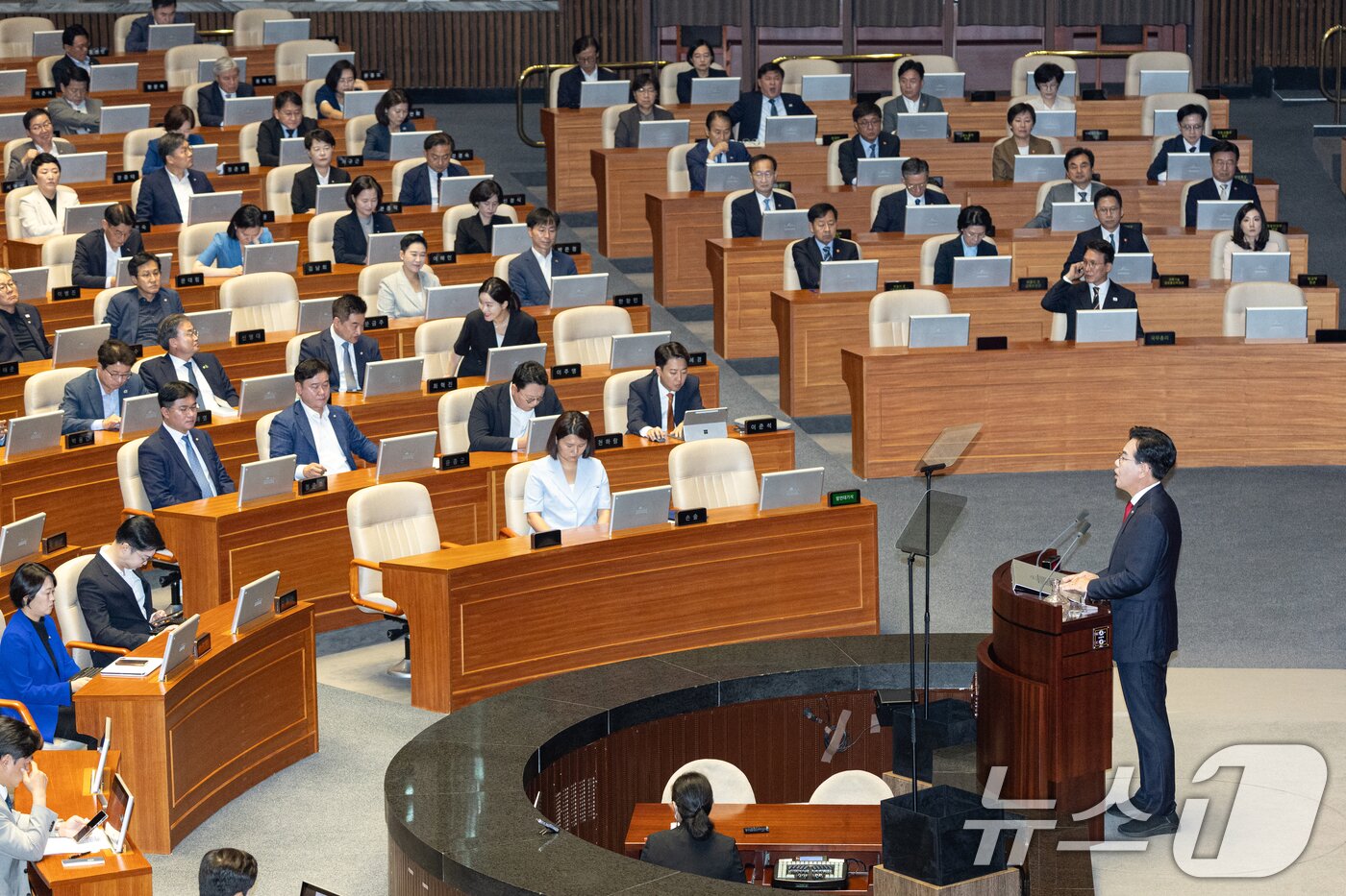 본문 이미지 - 송언석 국민의힘 원내대표가 10일 오전 서울 여의도 국회에서 열린 제429회국회&#40;정기회&#41; 제3차 본회의에서 국정에 관한 교섭단체 대표연설을 하고 있다. ⓒ News1 이승배 기자