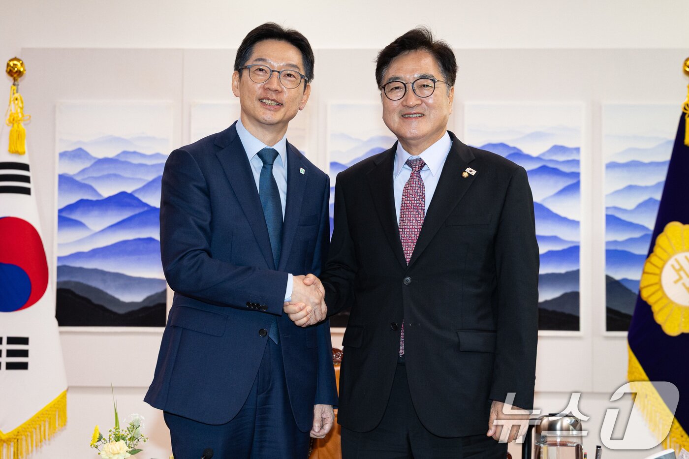 본문 이미지 - 우원식 국회의장이 10일 서울 여의도 국회에서 김경수 지방시대위원회 위원장을 접견, 기념 촬영을 하고 있다. ⓒ News1 유승관 기자