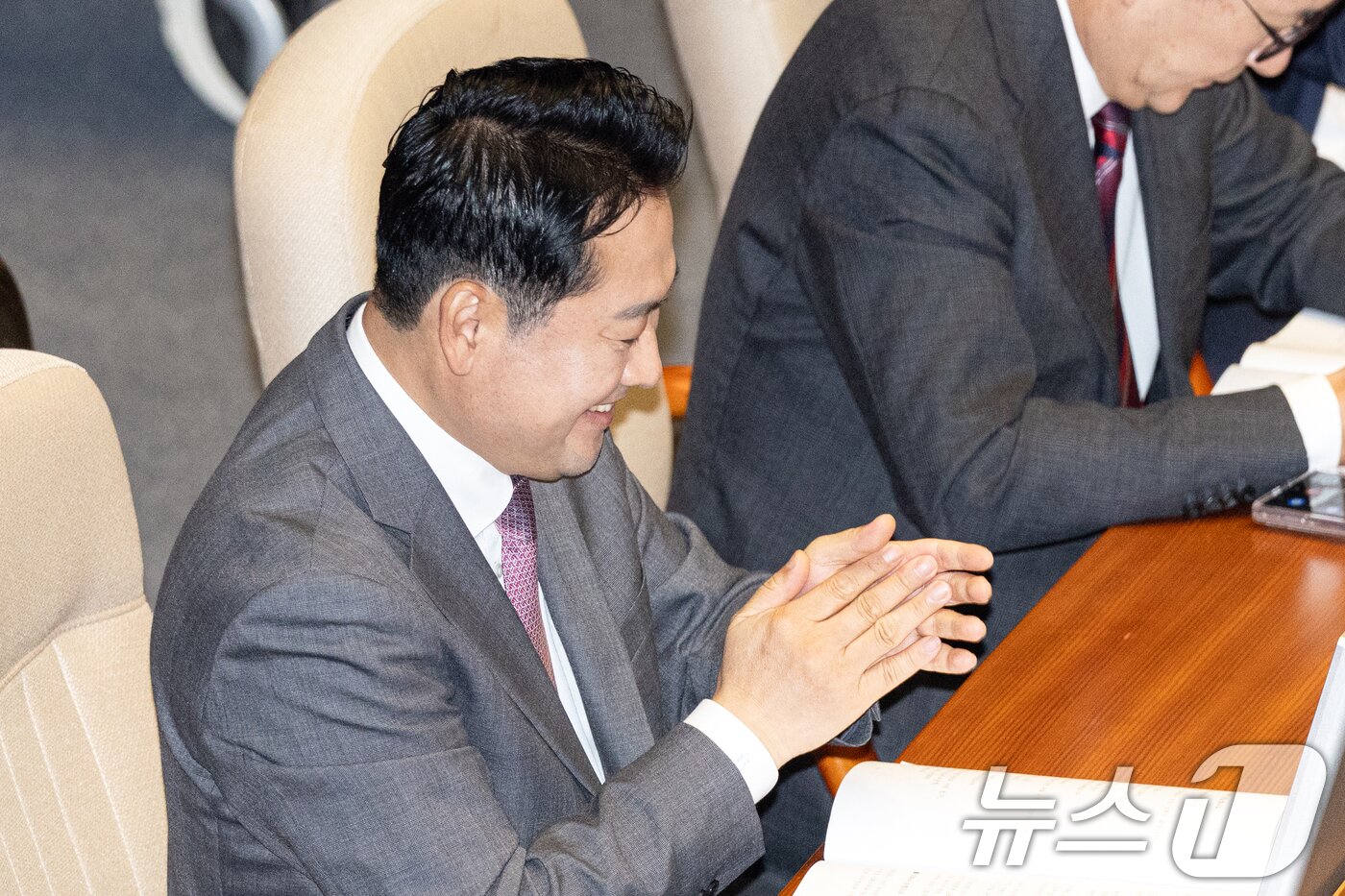 본문 이미지 - 장동혁 국민의힘 대표가 10일 오전 서울 여의도 국회에서 열린 제429회국회&#40;정기회&#41; 제3차 본회의에서 송언석 원내대표의 교섭단체 대표연설을 들으며 박수치고 있다. ⓒ News1 이승배 기자