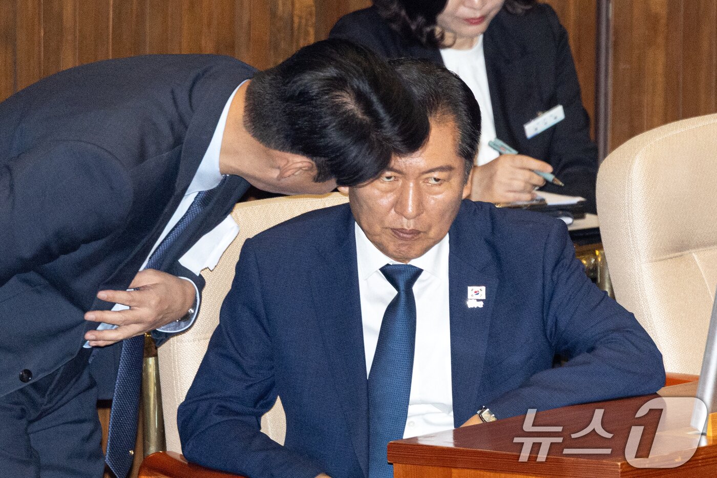 본문 이미지 - 정청래 더불어민주당 대표가 10일 오전 서울 여의도 국회에서 열린 제429회국회&#40;정기회&#41; 제3차 본회의에서 송언석 국민의힘 원내대표의 교섭단체 대표연설을 들으며 의원들과 대화하고 있다. ⓒ News1 이승배 기자