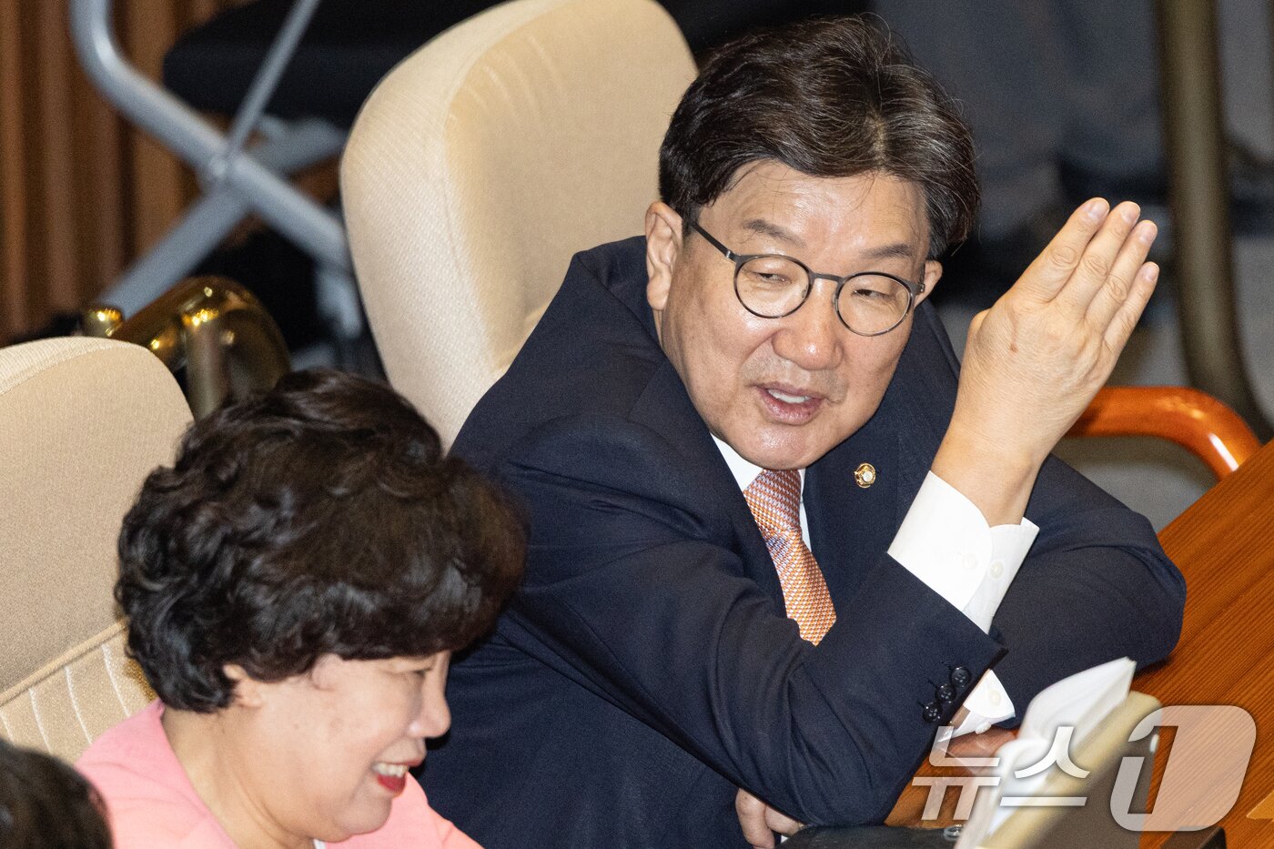 본문 이미지 - 권성동 국민의힘 의원이 10일 서울 여의도 국회에서 열린 제429회 국회&#40;정기회&#41; 제3차 본회의에서 의원들과 대화하고 있다. ⓒ News1 이승배 기자