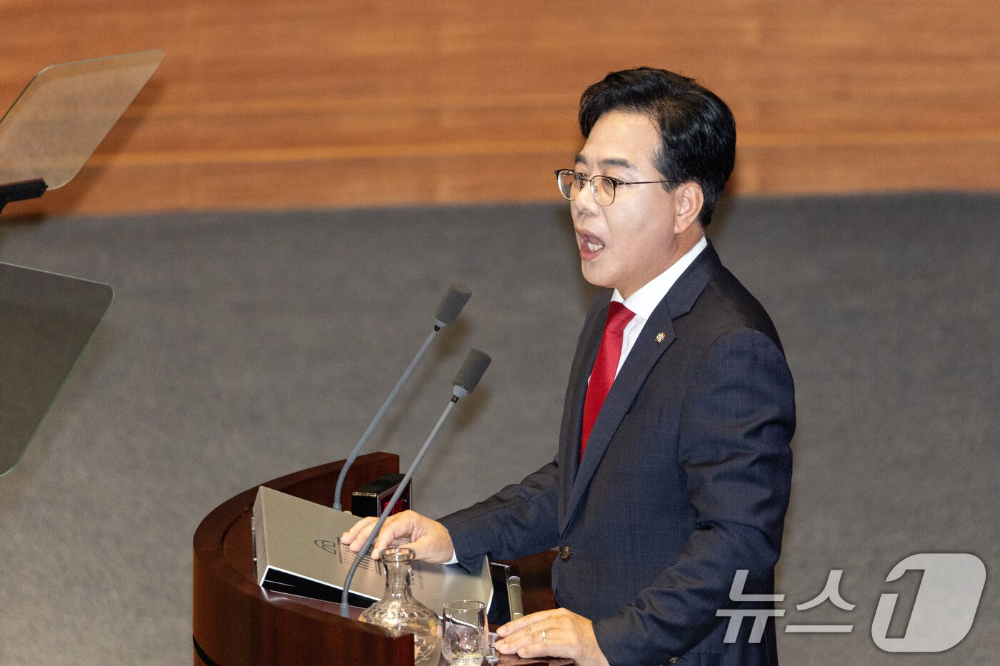 본문 이미지 - 송언석 국민의힘 원내대표가 10일 오전 서울 여의도 국회에서 열린 제429회국회&#40;정기회&#41; 제3차 본회의에서 국정에 관한 교섭단체 대표연설을 하고 있다. ⓒ News1 이승배 기자