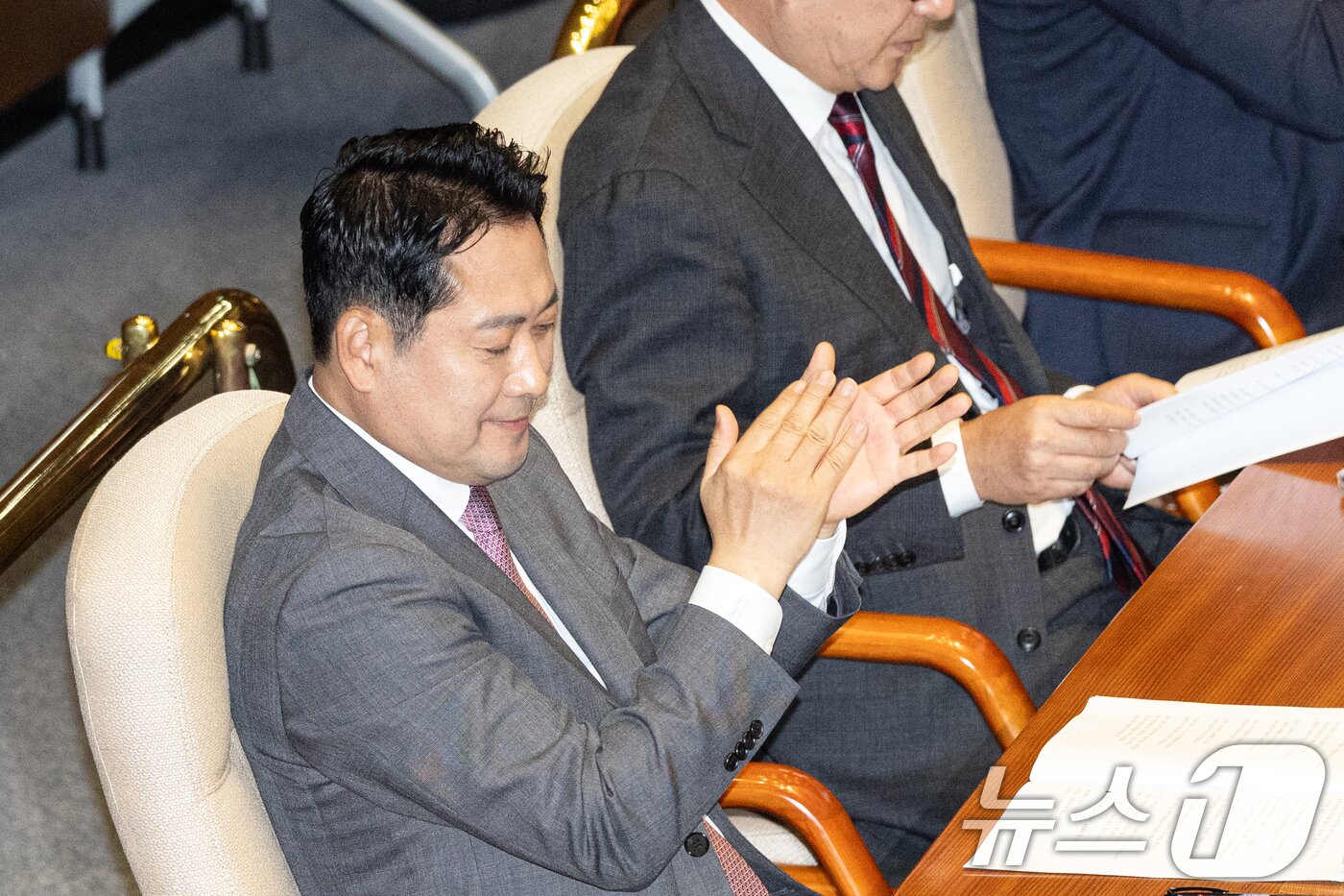 본문 이미지 - 장동혁 국민의힘 대표가 10일 오전 서울 여의도 국회에서 열린 제429회국회&#40;정기회&#41; 제3차 본회의에서 송언석 원내대표의 교섭단체 대표연설을 들으며 박수치고 있다. ⓒ News1 이승배 기자