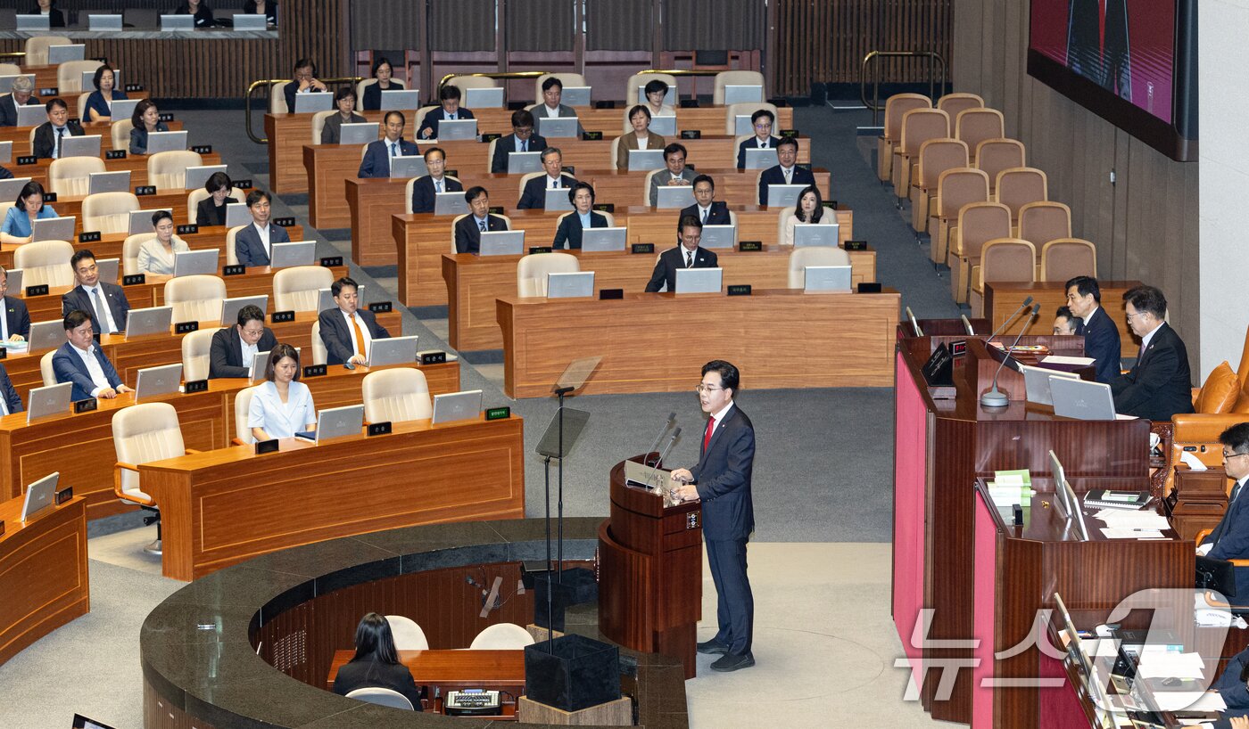 본문 이미지 - 송언석 국민의힘 원내대표가 10일 오전 서울 여의도 국회에서 열린 제429회국회&#40;정기회&#41; 제3차 본회의에서 국정에 관한 교섭단체 대표연설을 하고 있다. ⓒ News1 이승배 기자