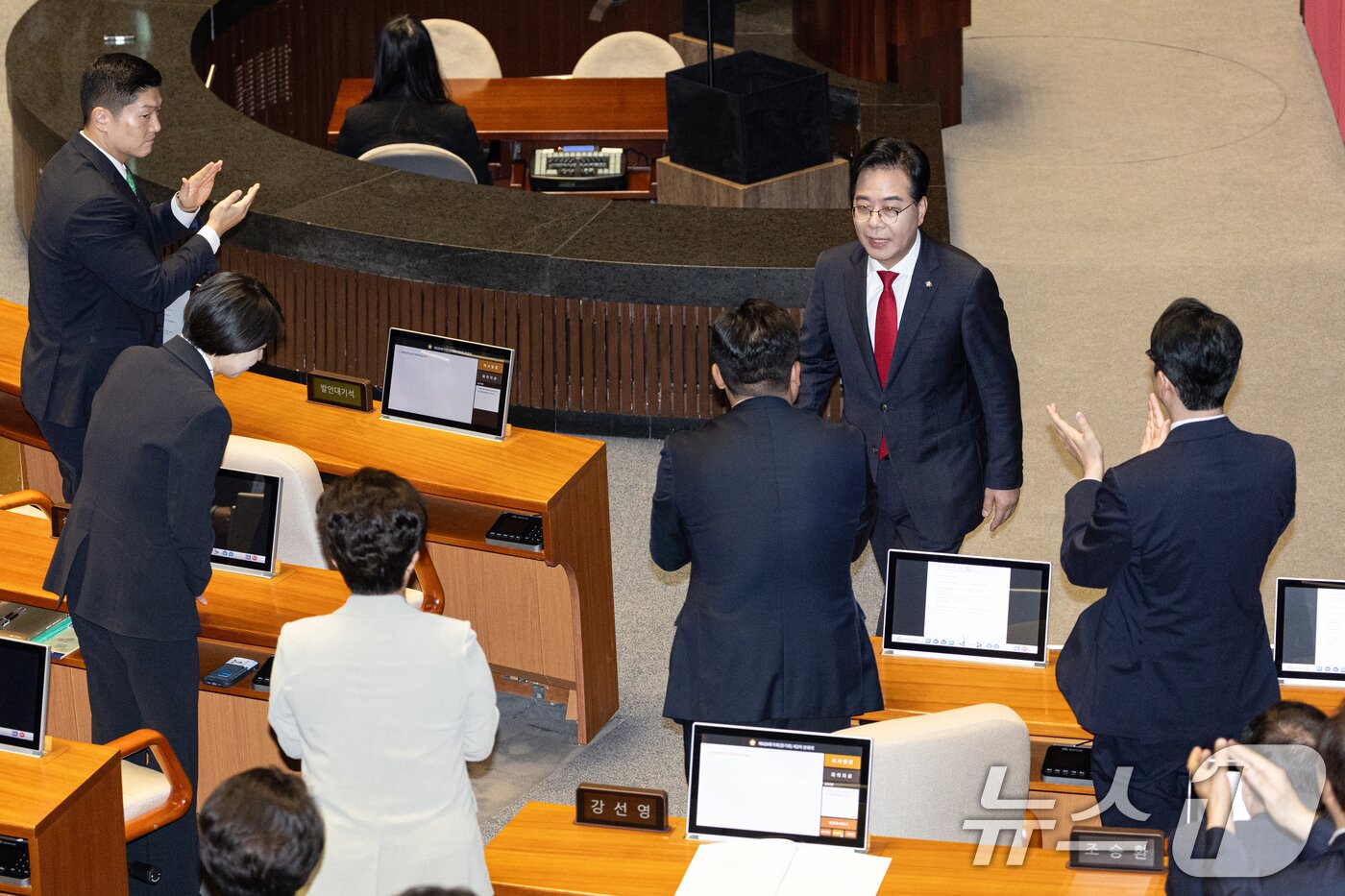 본문 이미지 - 송언석 국민의힘 원내대표가 10일 오전 서울 여의도 국회에서 열린 제429회국회&#40;정기회&#41; 제3차 본회의에서 국정에 관한 교섭단체 대표연설을 마치고 국민의힘 의원들의 박수를 받으며 이동하고 있다. ⓒ News1 이승배 기자