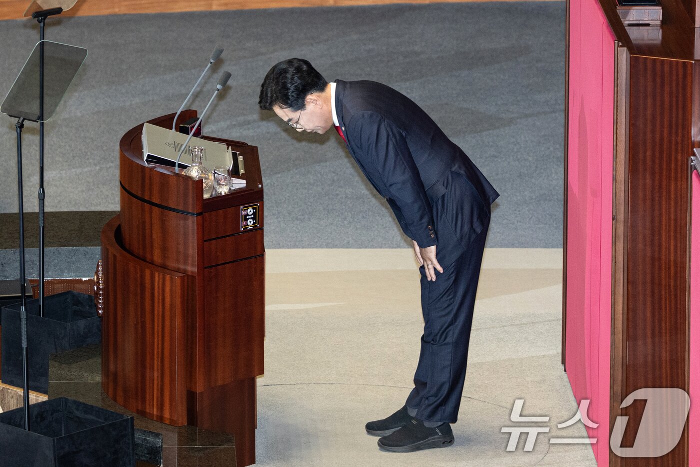 본문 이미지 - 송언석 국민의힘 원내대표가 10일 오전 서울 여의도 국회에서 열린 제429회국회&#40;정기회&#41; 제3차 본회의에서 국정에 관한 교섭단체 대표연설을 마치고 인사하고 있다. ⓒ News1 이승배 기자