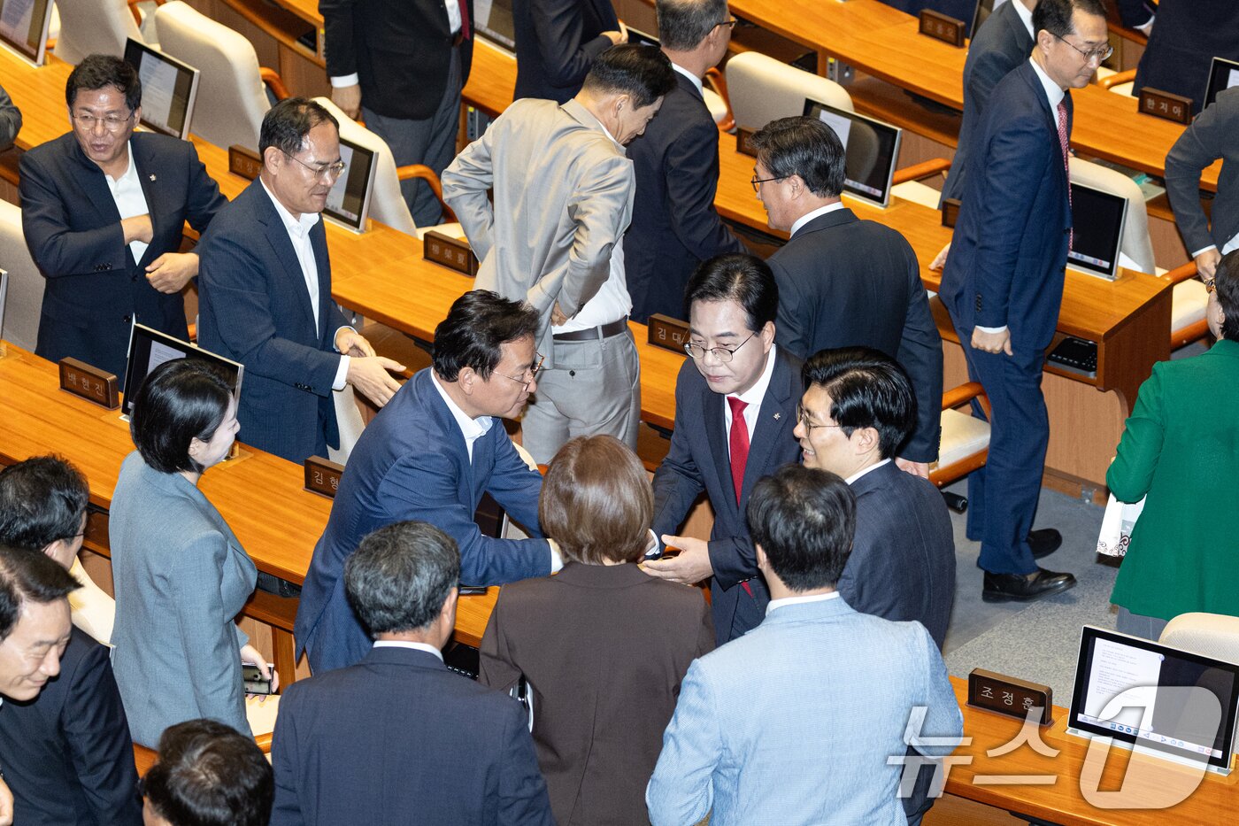 본문 이미지 - 송언석 국민의힘 원내대표가 10일 오전 서울 여의도 국회에서 열린 제429회국회&#40;정기회&#41; 제3차 본회의에서 국정에 관한 교섭단체 대표연설을 마치고 의원들과 인사하고 있다. ⓒ News1 이승배 기자