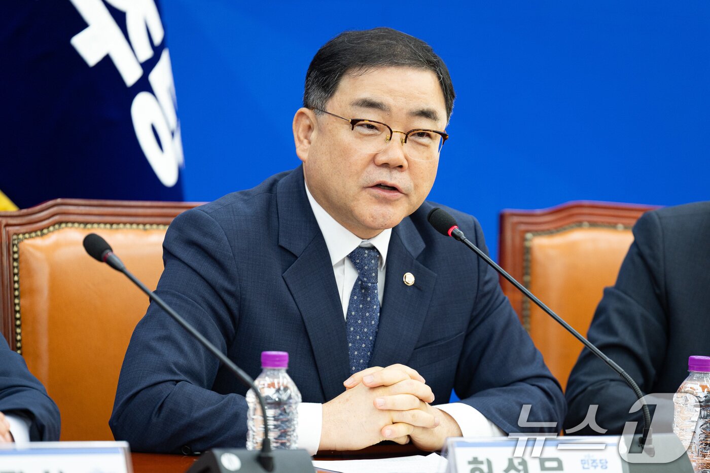 본문 이미지 - 허성무 더불어민주당 의원이 10일 서울 여의도 국회에서 열린 민주당 방위산업특별위원회 출범식에서 인사말을 하고 있다. 2025.9.10/뉴스1 ⓒ News1 유승관 기자