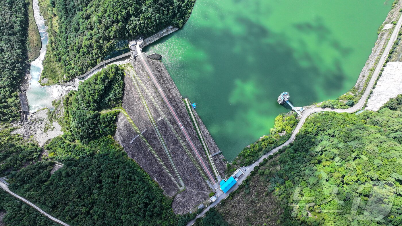 본문 이미지 - 10일 강원 평창군 대관령면 도암댐에 초록빛 물이 차 있다. 2025.9.10/뉴스1 ⓒ News1 김진환 기자