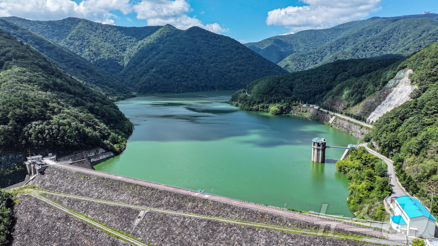 본문 이미지 - 10일 강원 평창군 대관령면 도암댐에 초록빛 물이 차 있다. 2025.9.10/뉴스1 ⓒ News1 김진환 기자