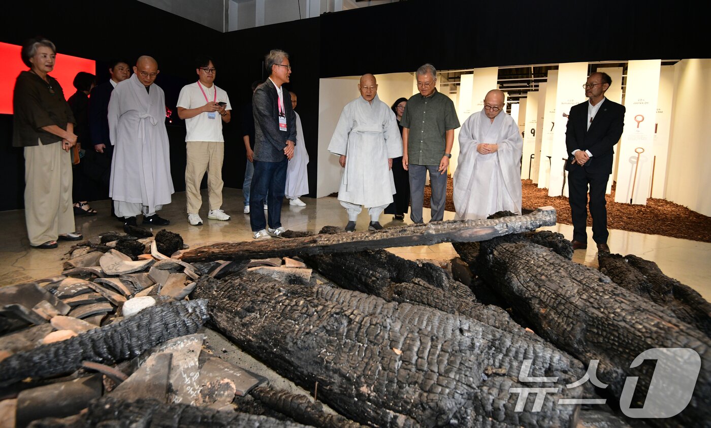 본문 이미지 - 문재인 전 대통령과 김정숙 여사가 10일 오전 충북 청주시 문화제조창에서 청주공예비엔날레 작품을 관람하고 있다. &#40;충북사진공동취재단&#41; 2025.9.10/뉴스1 ⓒ News1 김용빈 기자