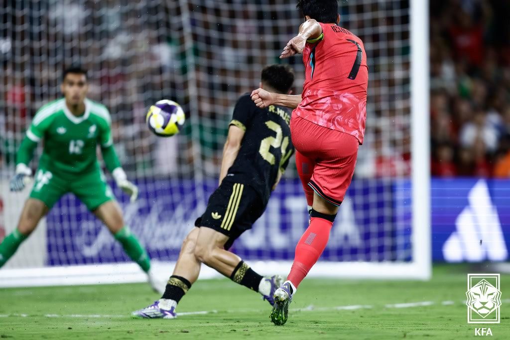 (서울=뉴스1) = 손흥민이 10일(한국시간) 미국 테네시주 내슈빌 지오디스 파크에서 열린 멕시코와의 경기에서 슈팅을 하고 있다. (대한축구협회 제공. 재판매 및 DB 금지) 20 …